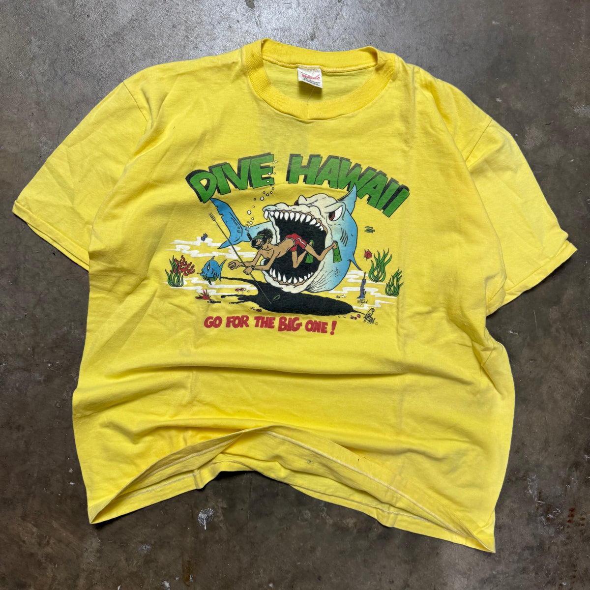 Size XL - Vintage 1980’s Dive Hawaii Go for the big one diving tee