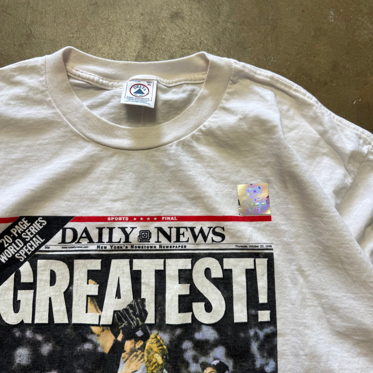 Size XL - Vintage 1998 Yankees Sweep San Diego padres newspaper tee. NEW!