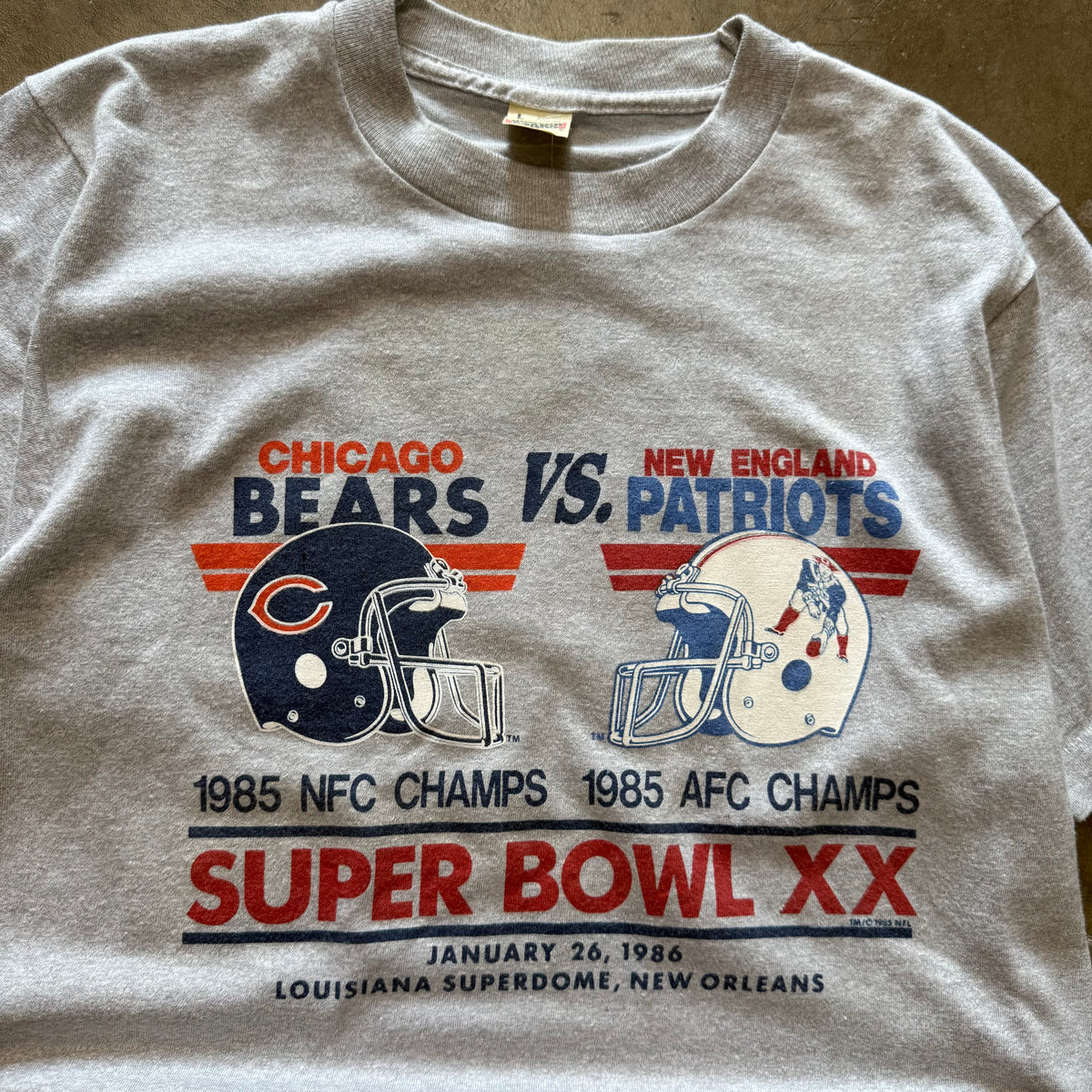 Size large - Vintage 1986 Super Bowl XX bears vs patriots tee