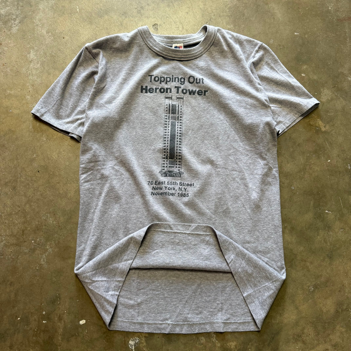 Size large - Vintage 1985 Topping out Heron Tower tee