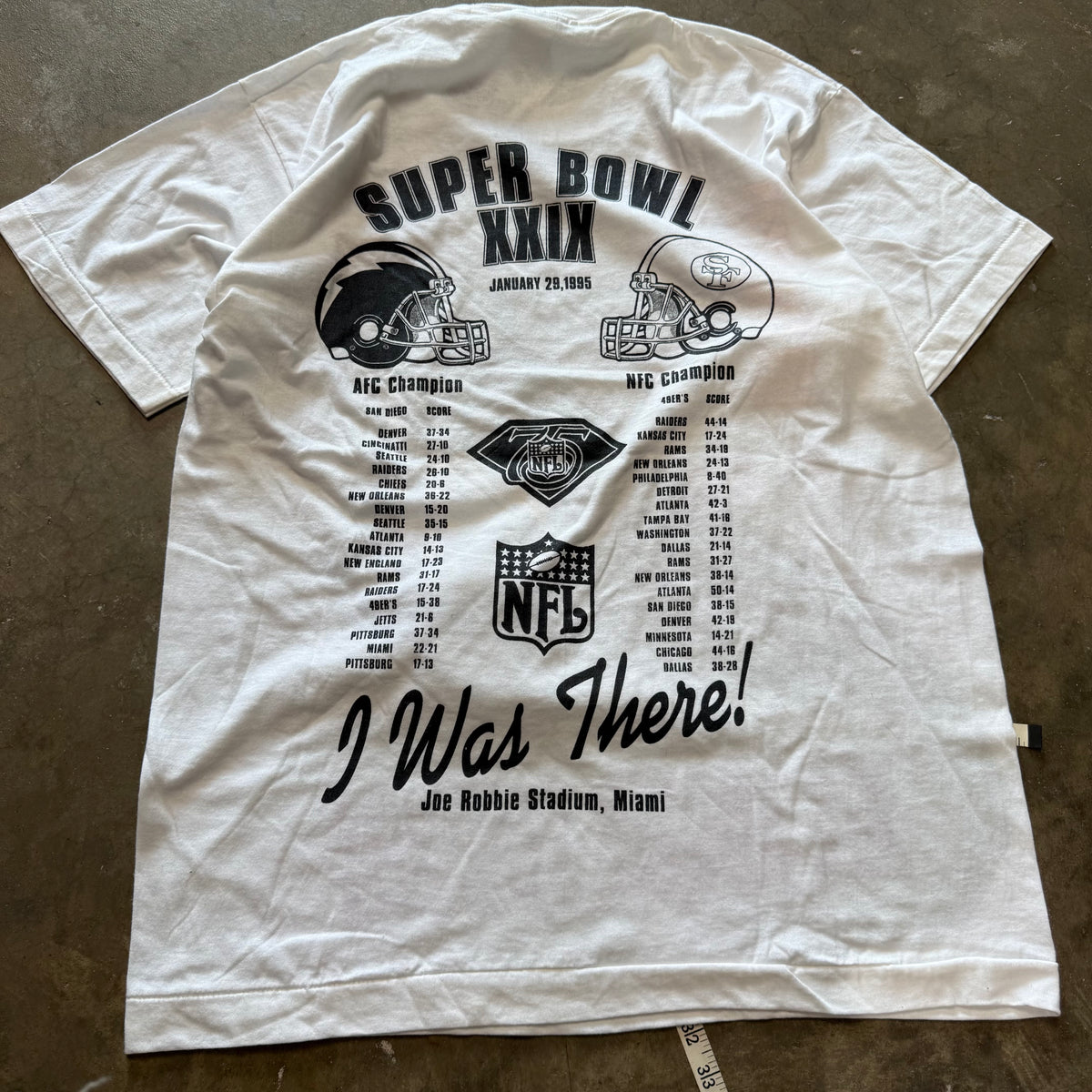 Size large - Vintage 1995 Super Bowl XXIX 49ers vs Chargers AOP Joe Robbie Stadium tee