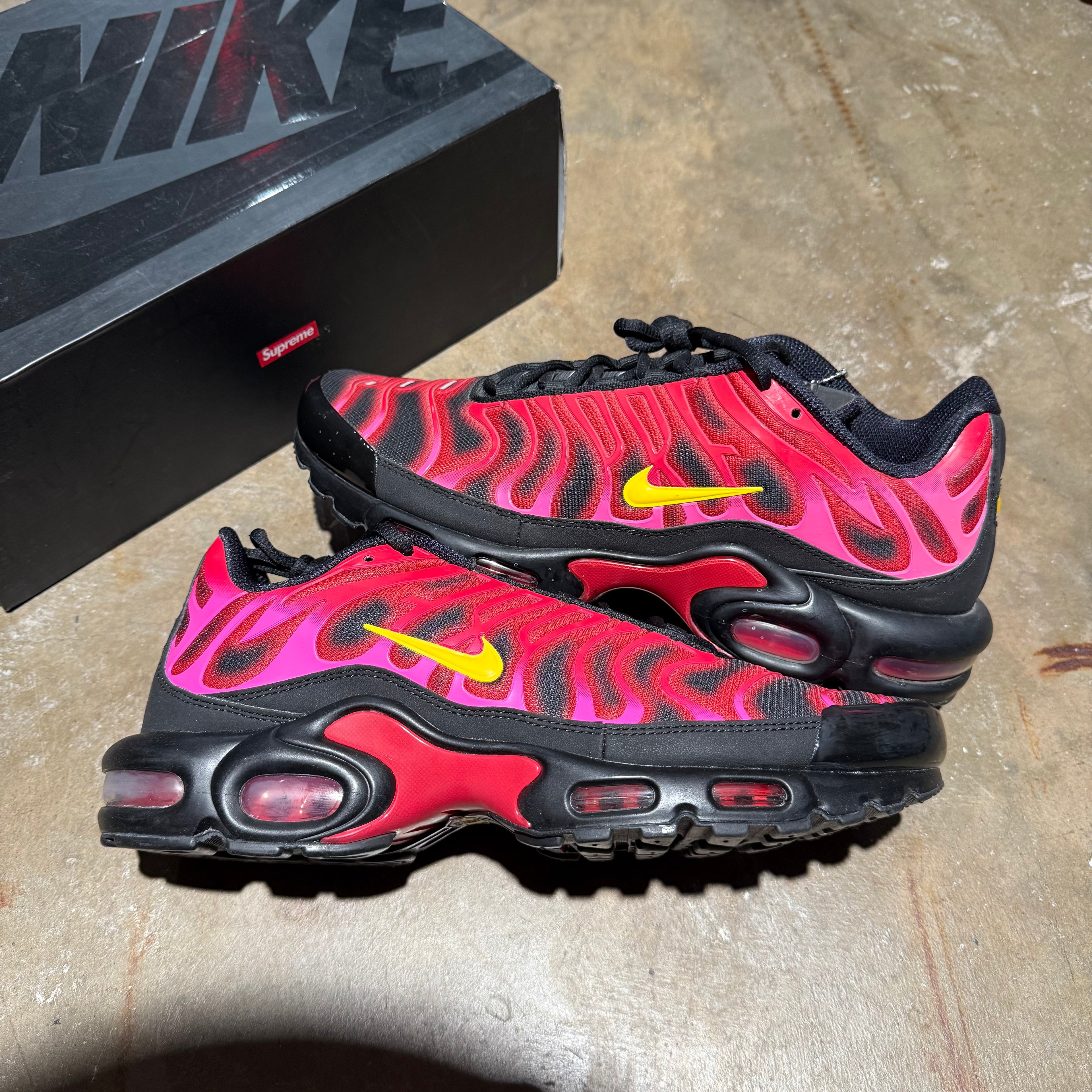 size 11.5 - Nike Air Max Plus ' Supreme '