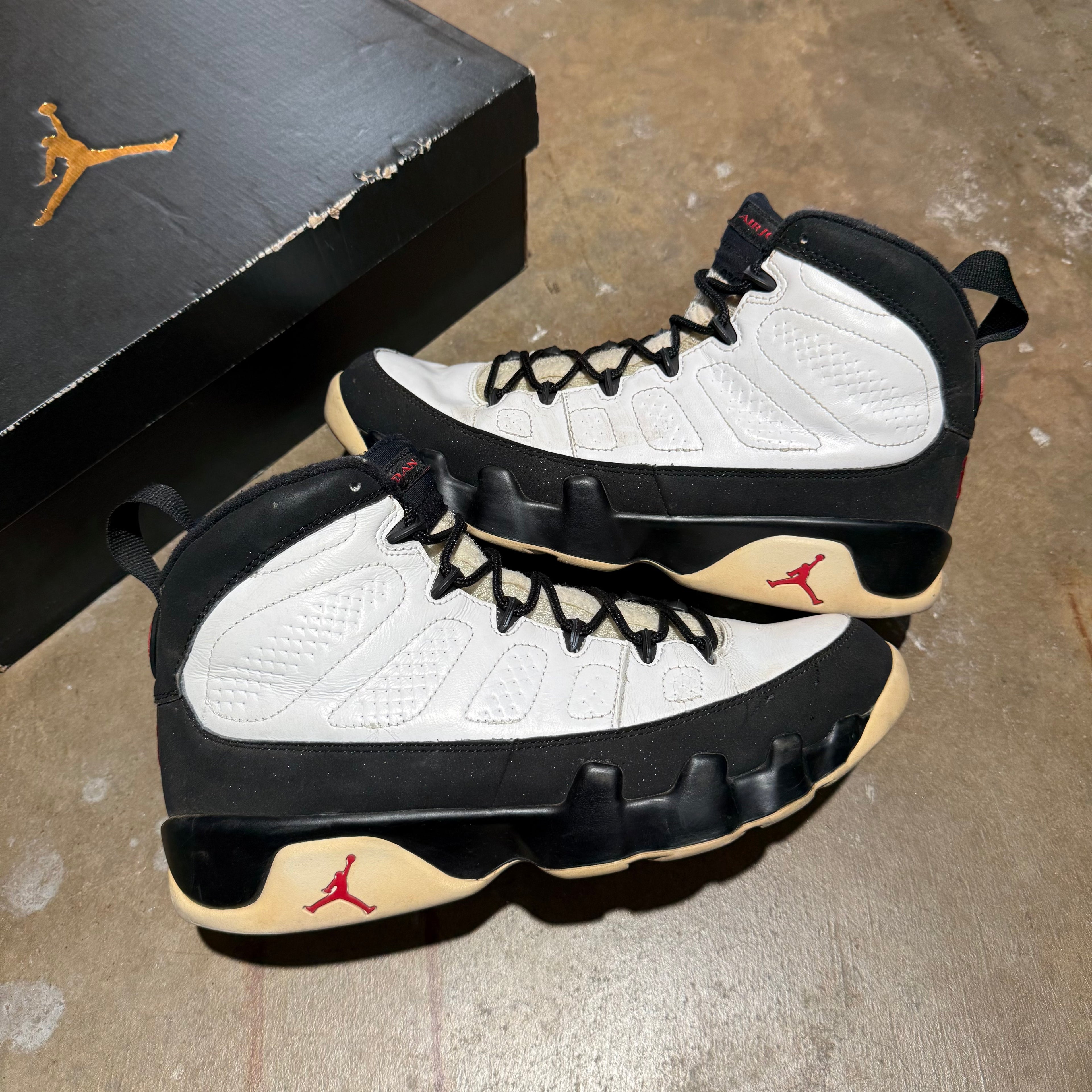 size 9 - Jordan 9 Retro ' OG 2019 '