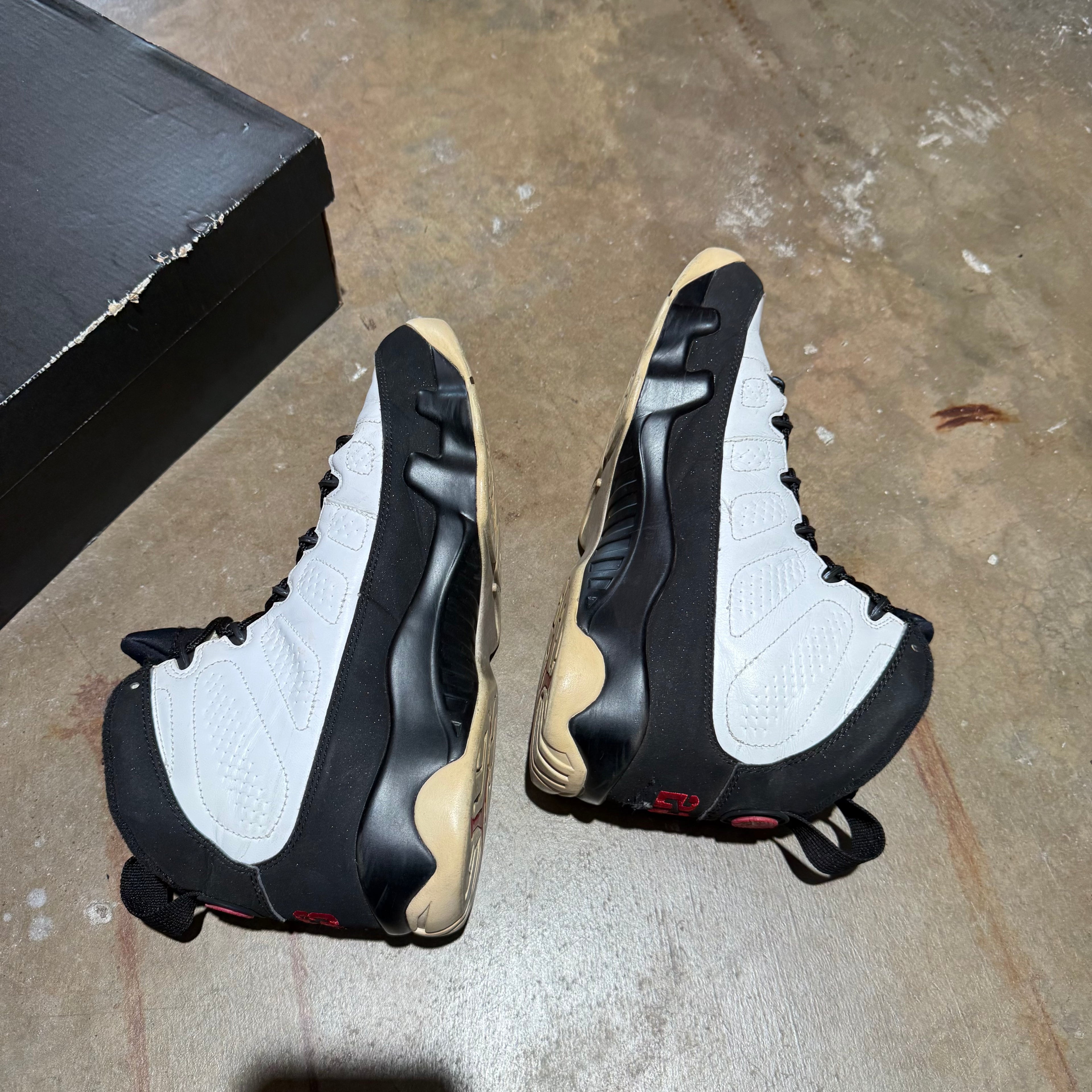 size 9 - Jordan 9 Retro ' OG 2019 '