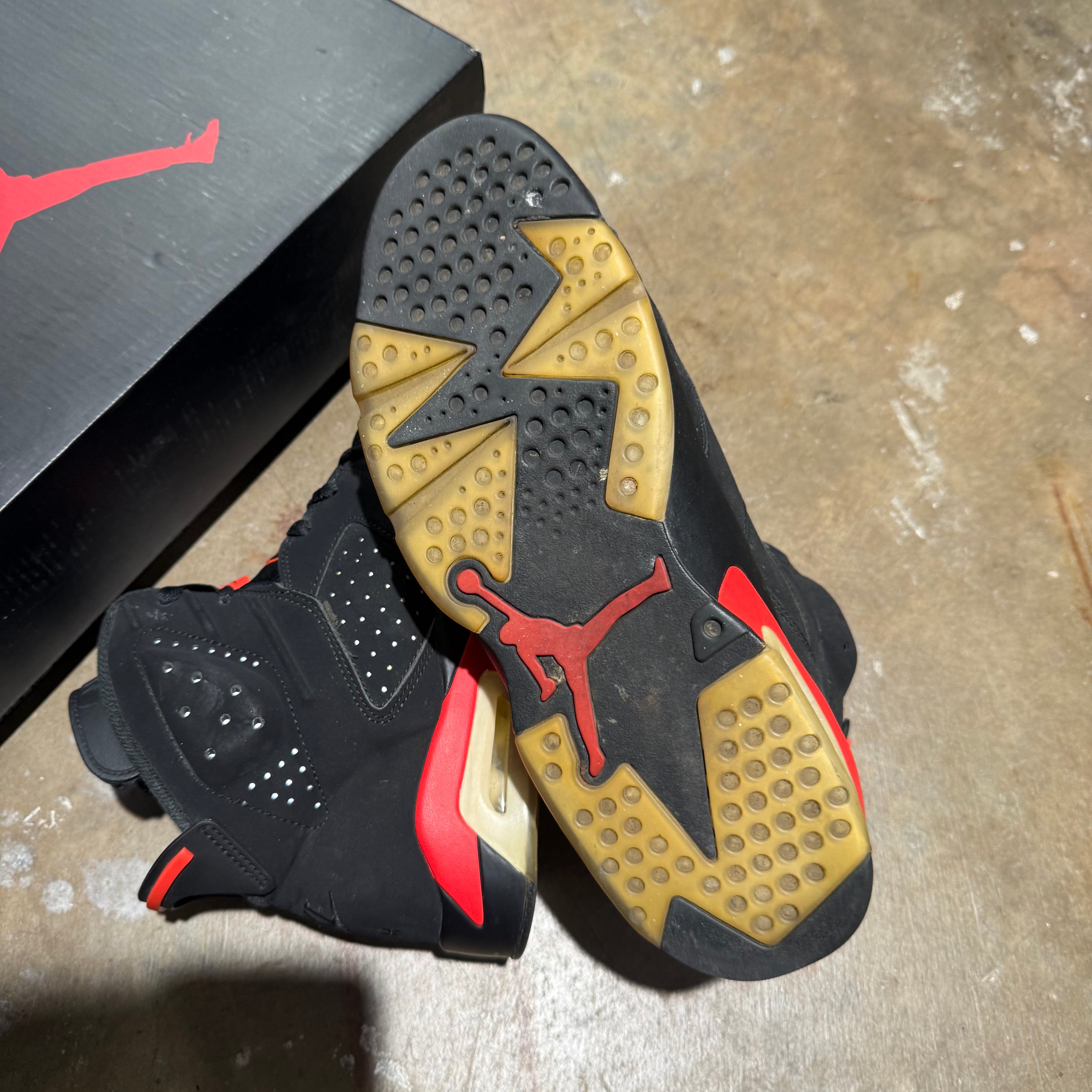 size 11 - Jordan 6 Retro ' Infrared '