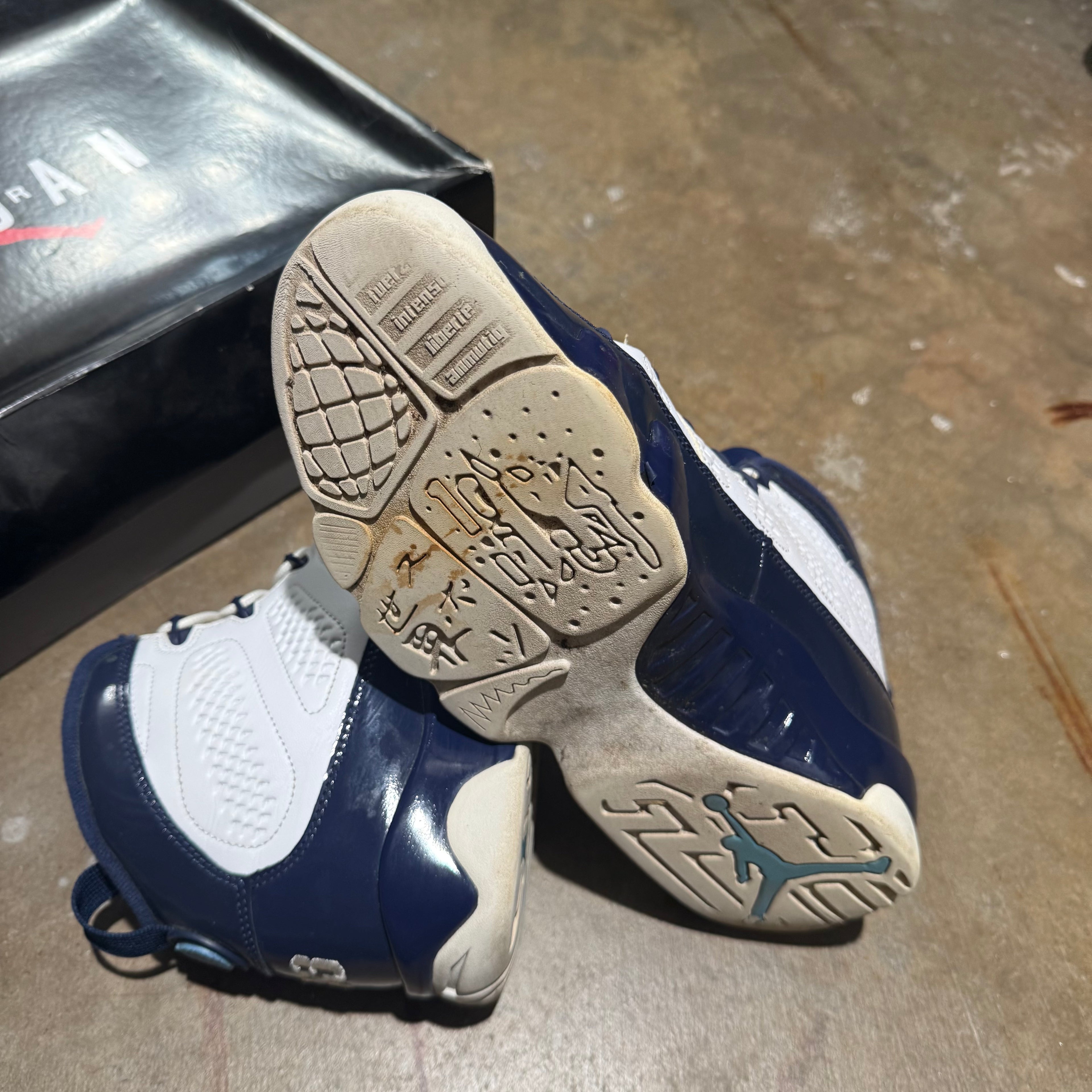 size 11 - Jordan 9 Retro ' Pearl Blue '