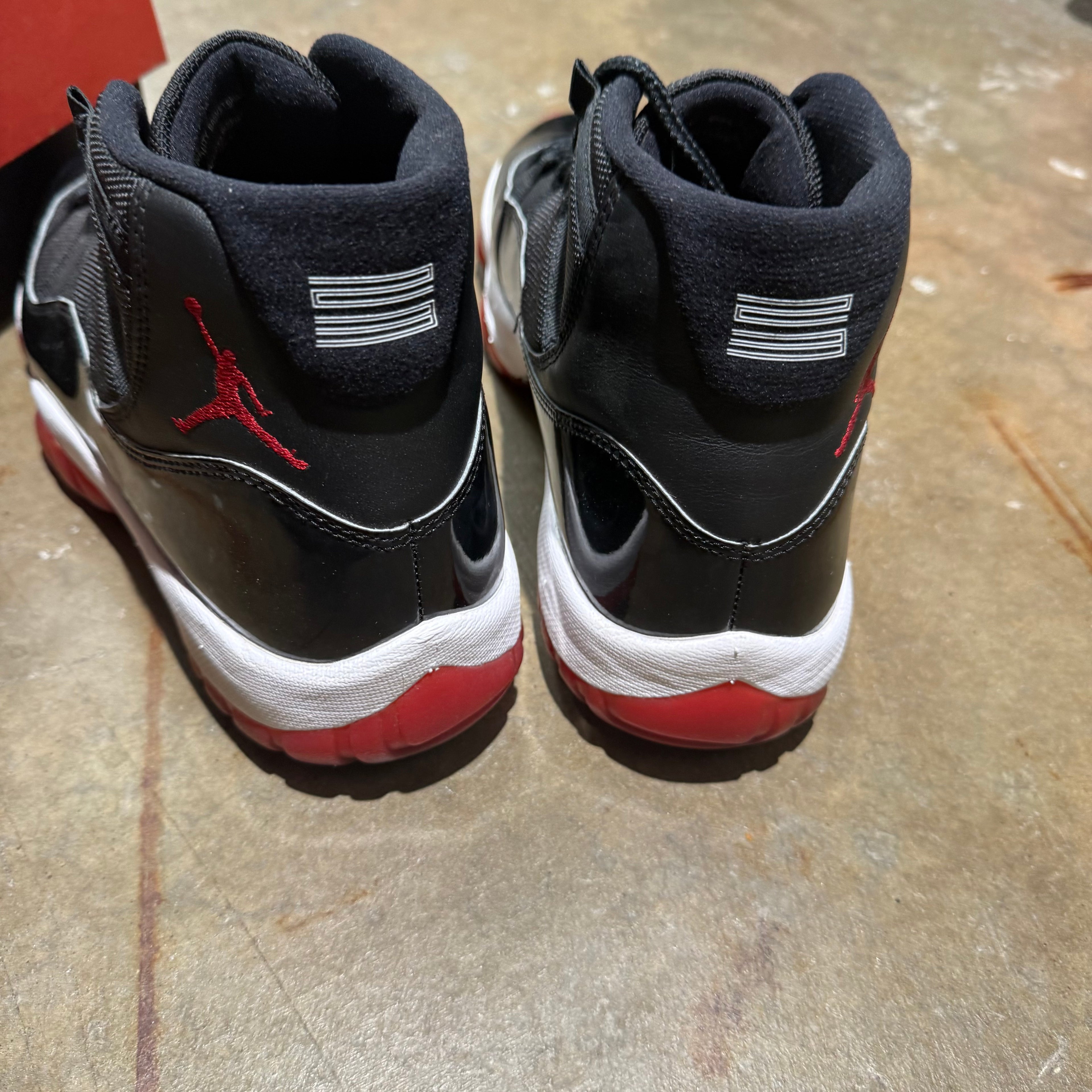 size 11 - Jordan 11 Retro ' Playoff Bred 2019 '