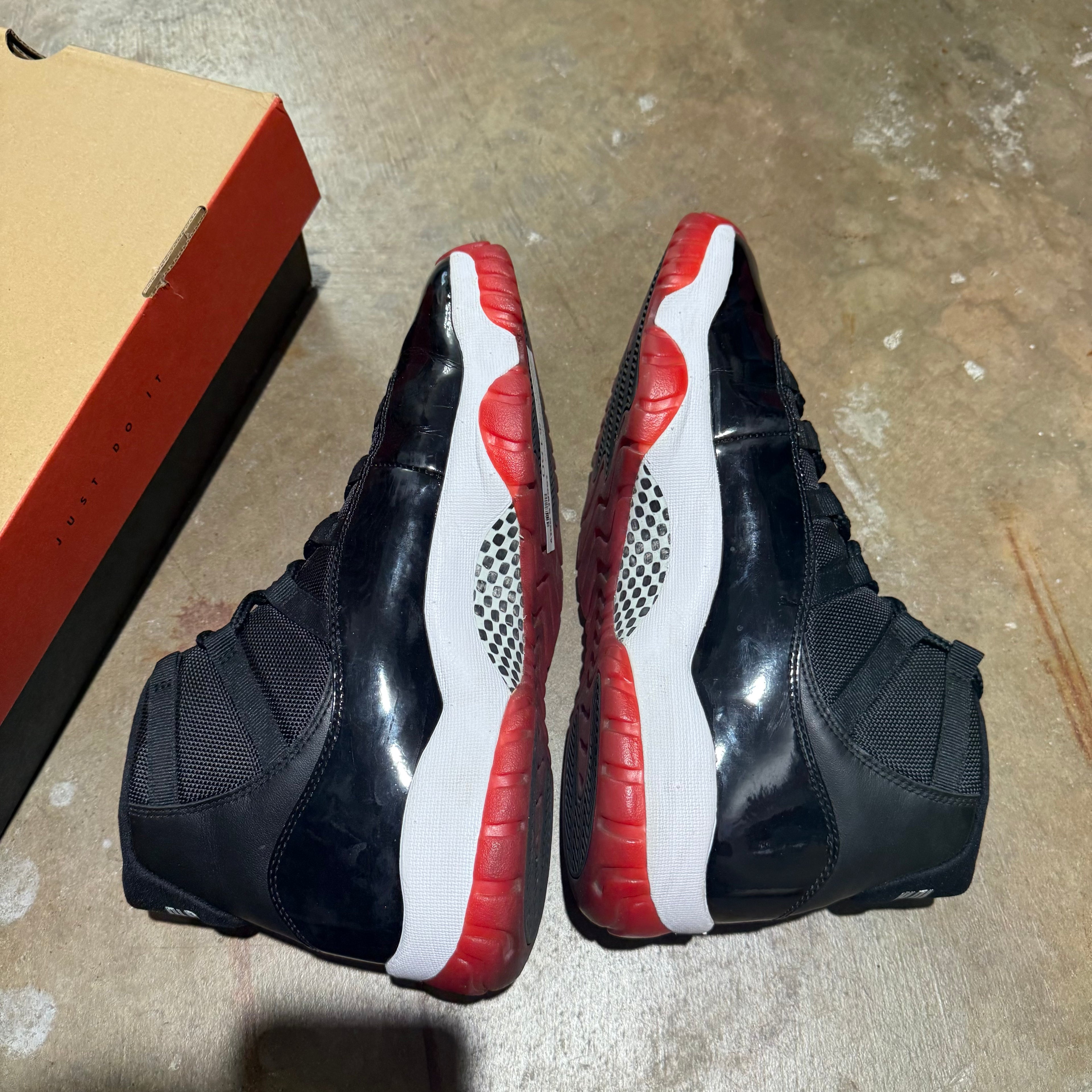 size 11 - Jordan 11 Retro ' Playoff Bred 2019 '