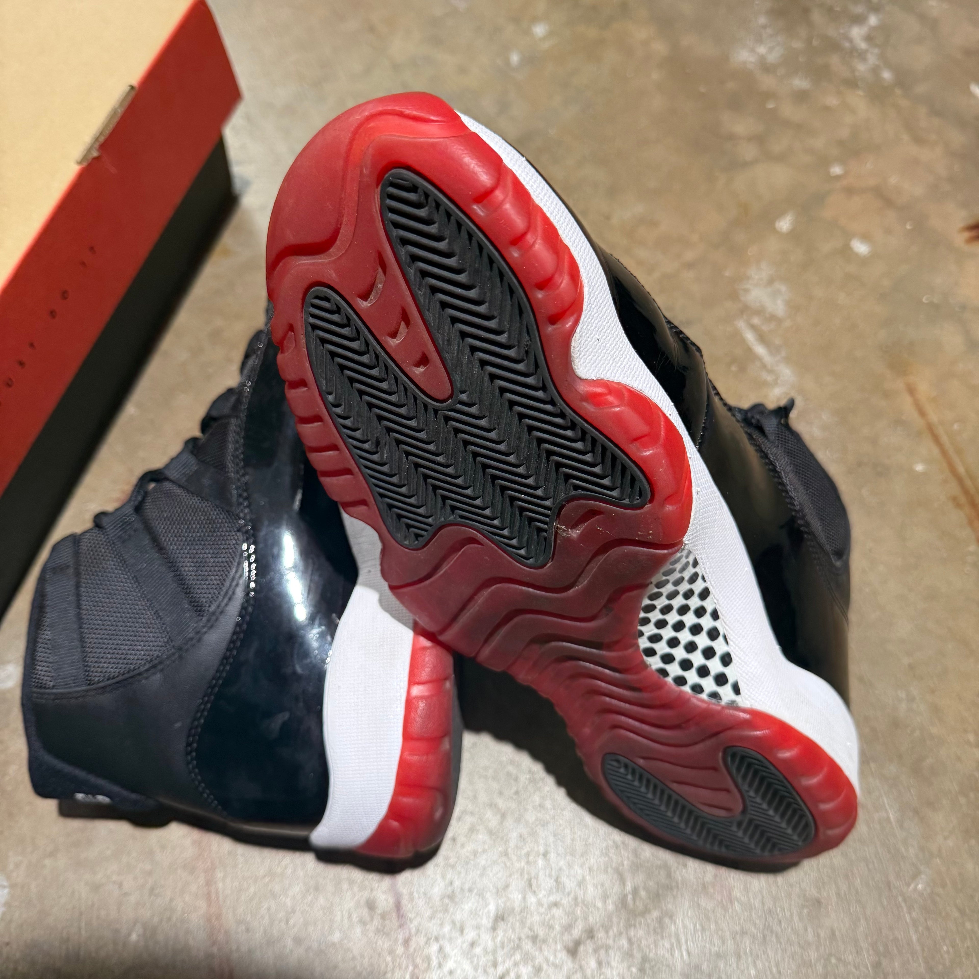 size 11 - Jordan 11 Retro ' Playoff Bred 2019 '