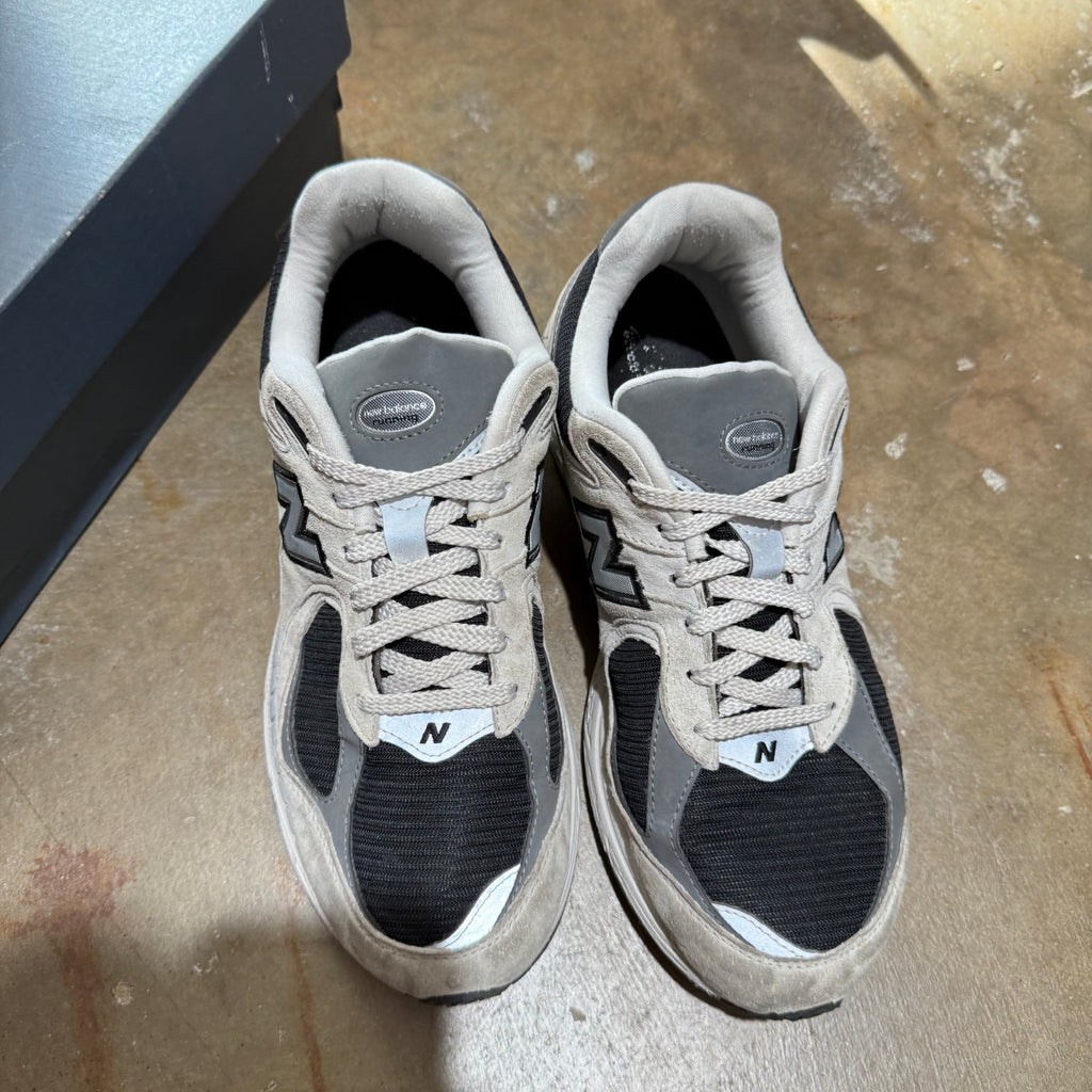 size 10.5 - New Balance 2002R ' Grey Black '