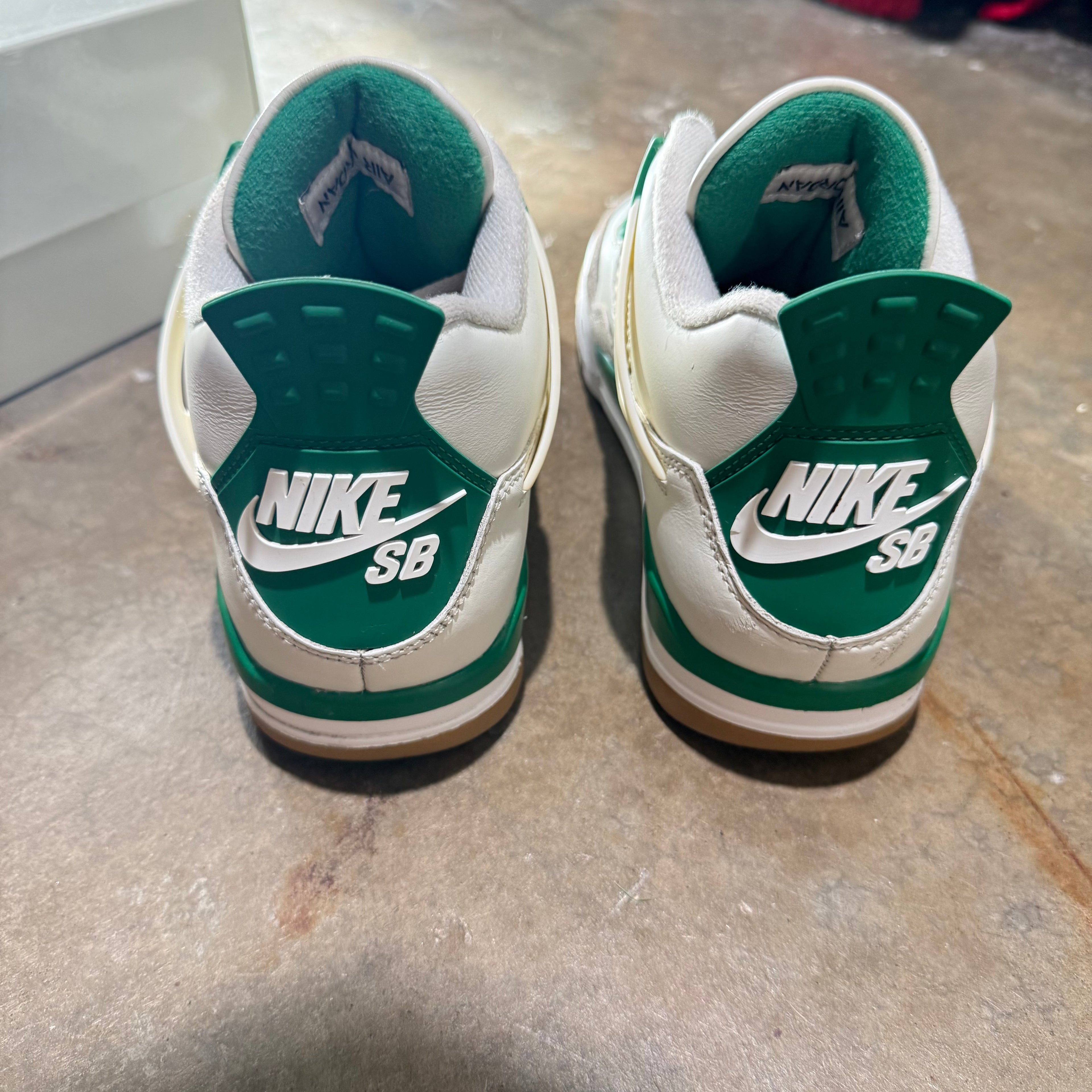 size 8.5 - Jordan 4 Retro sb ' Pine Green '