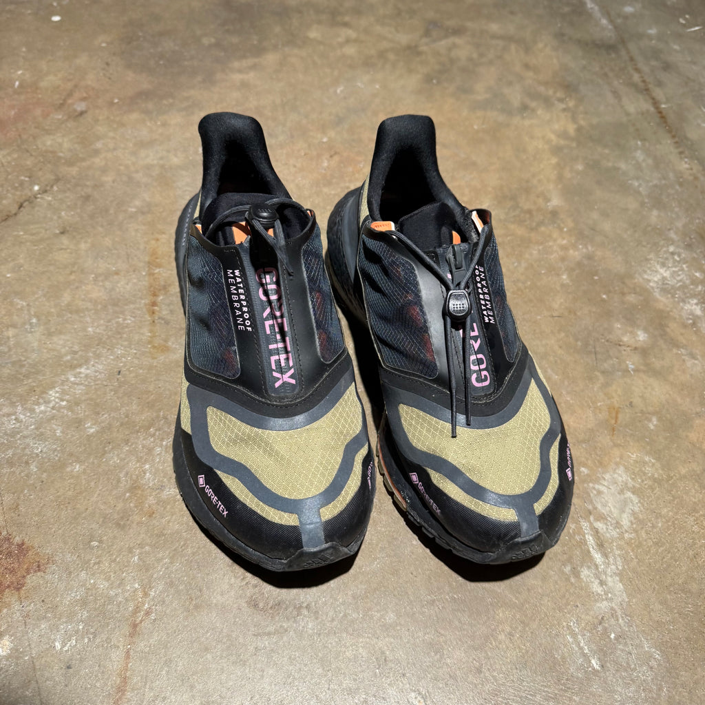 size 7 - Adidas UltraBoost 22 ' Gore-Tex '