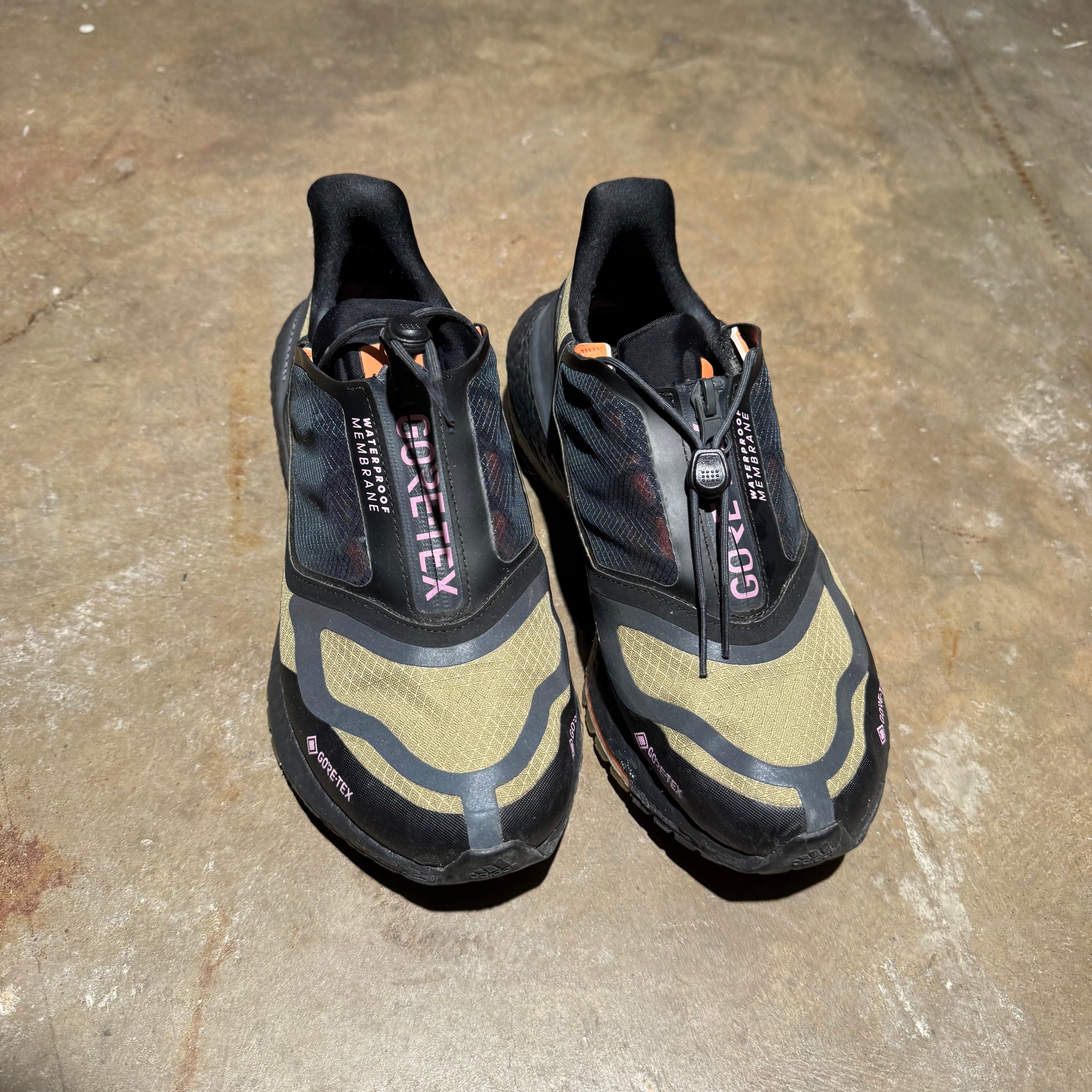 size 7 - Adidas UltraBoost 22 ' Gore-Tex '