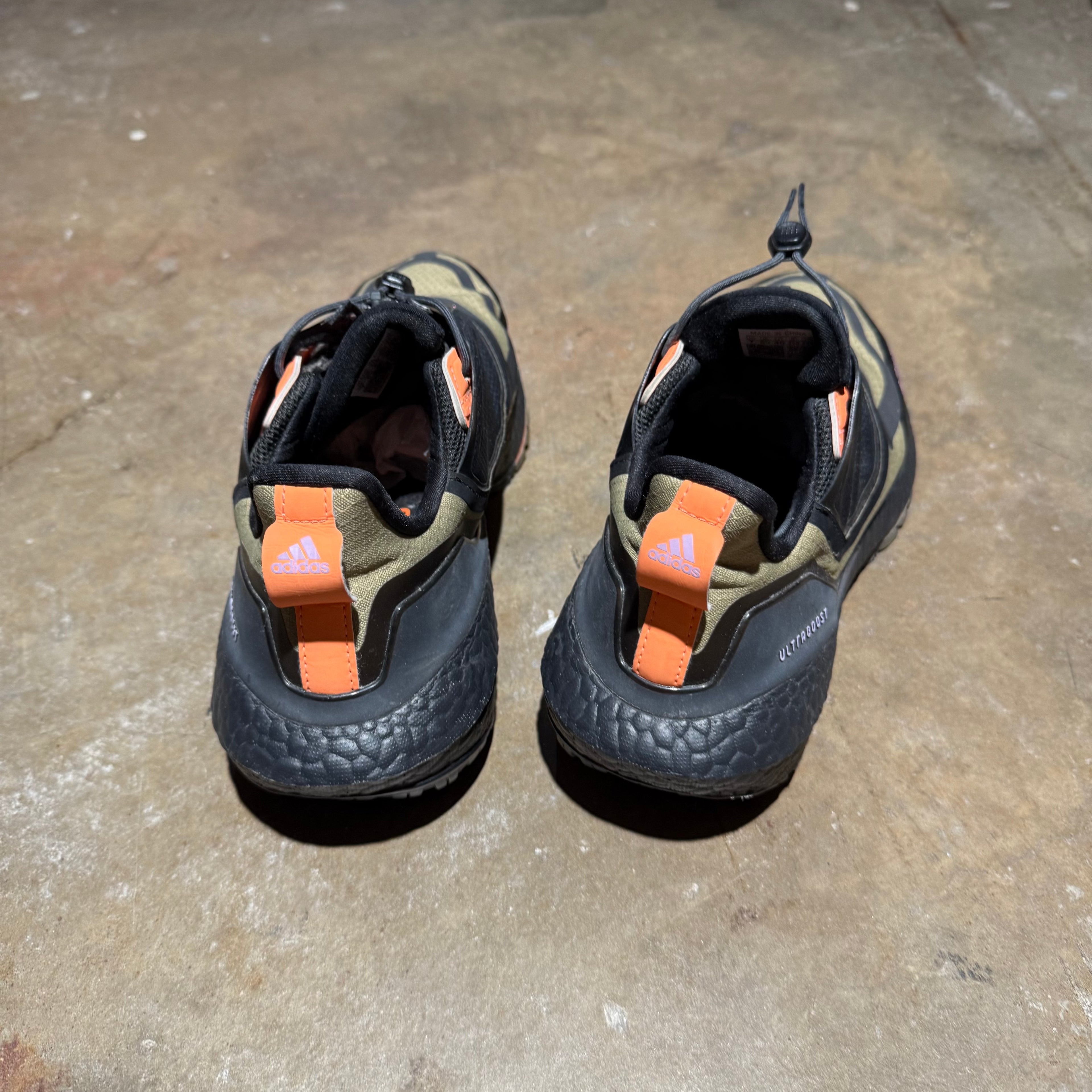size 7 - Adidas UltraBoost 22 ' Gore-Tex '