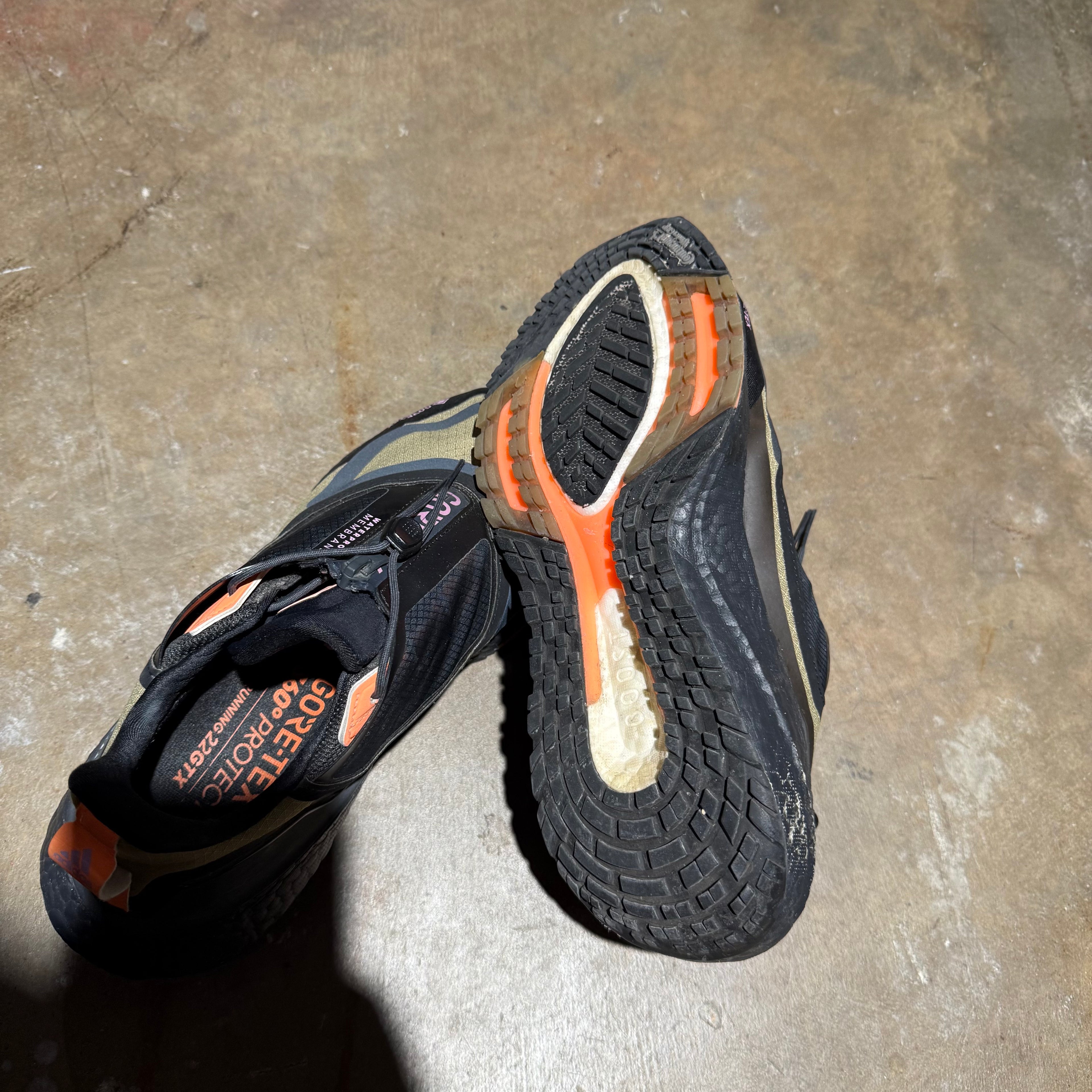size 7 - Adidas UltraBoost 22 ' Gore-Tex '