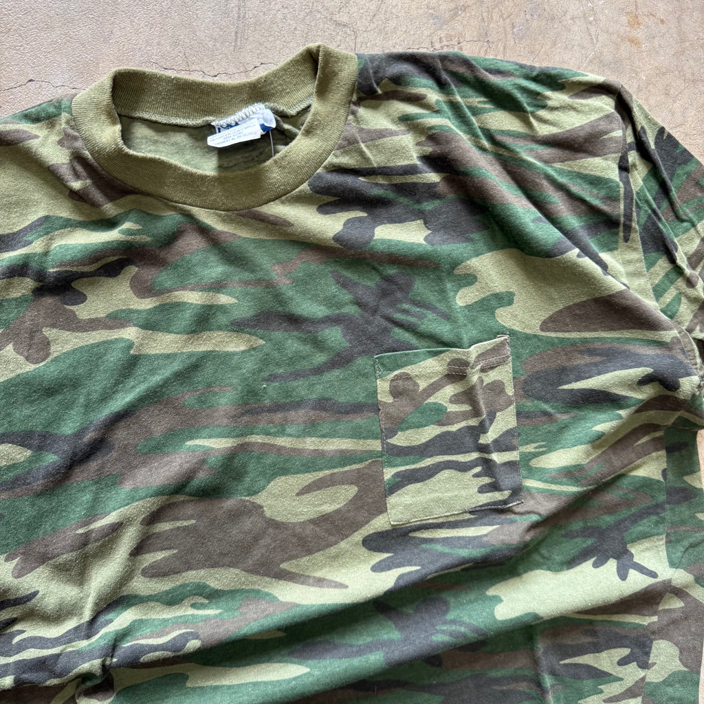 size xl - vintage ' 90s camo ' tee