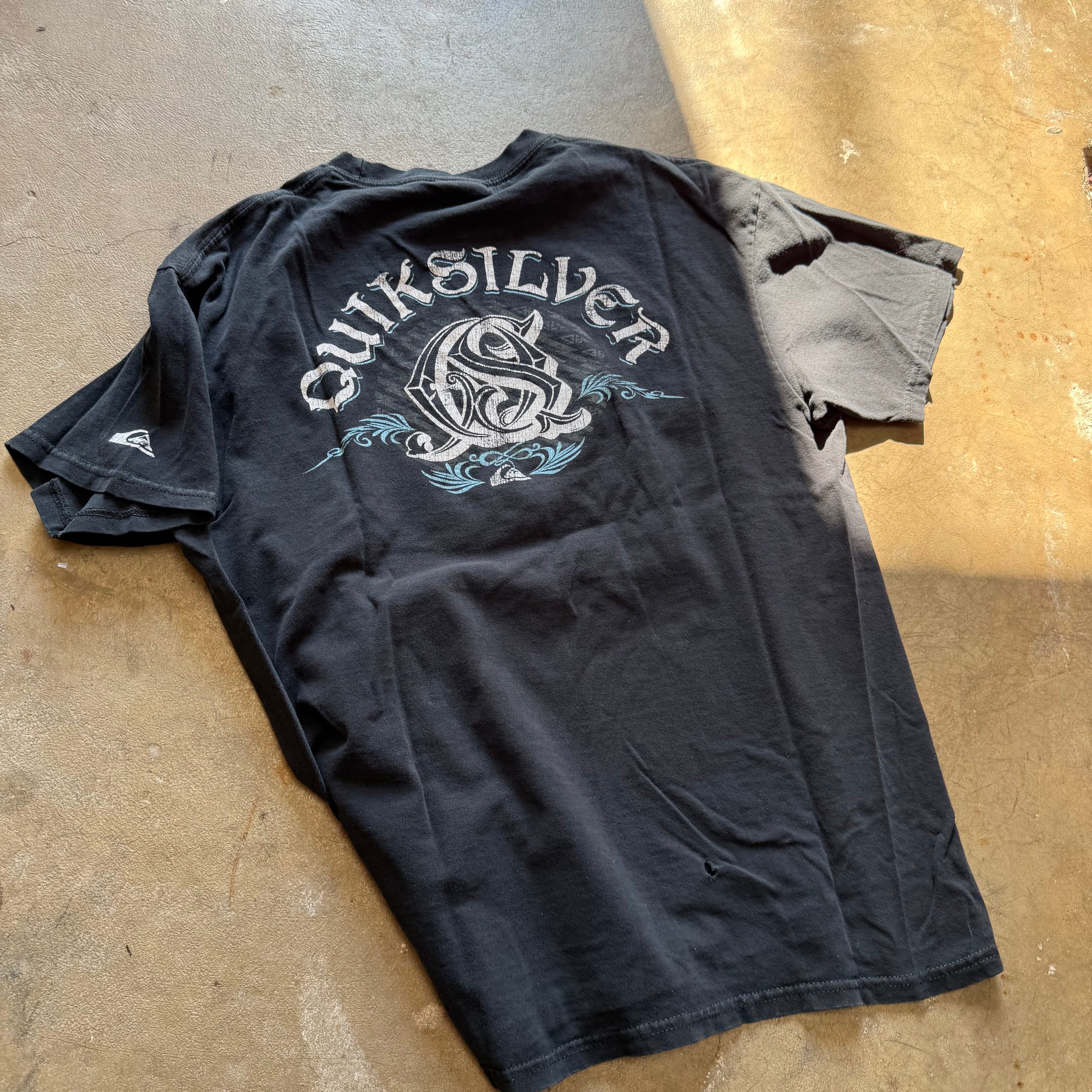 size medium - vintage ' quicksilver ' tee