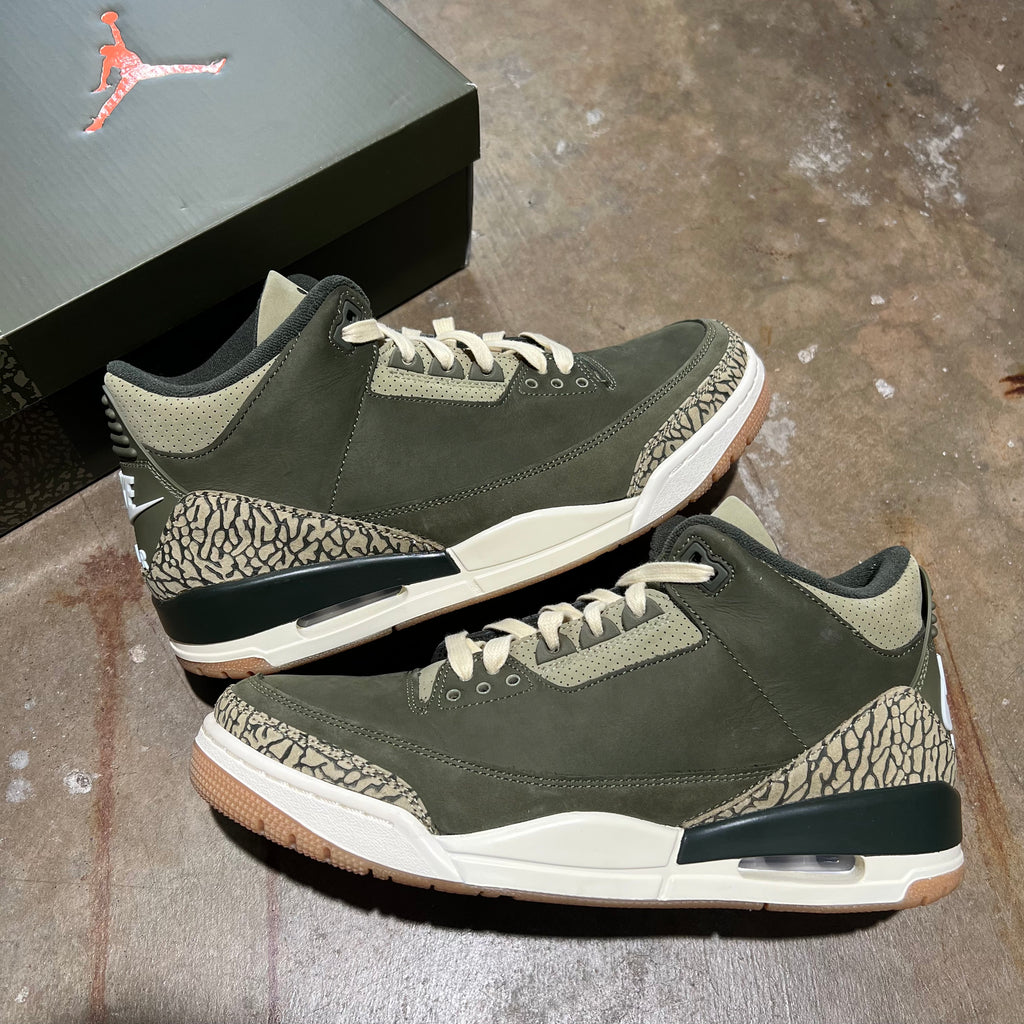 size 10 - Jordan 3 Retro ' Family Affair '