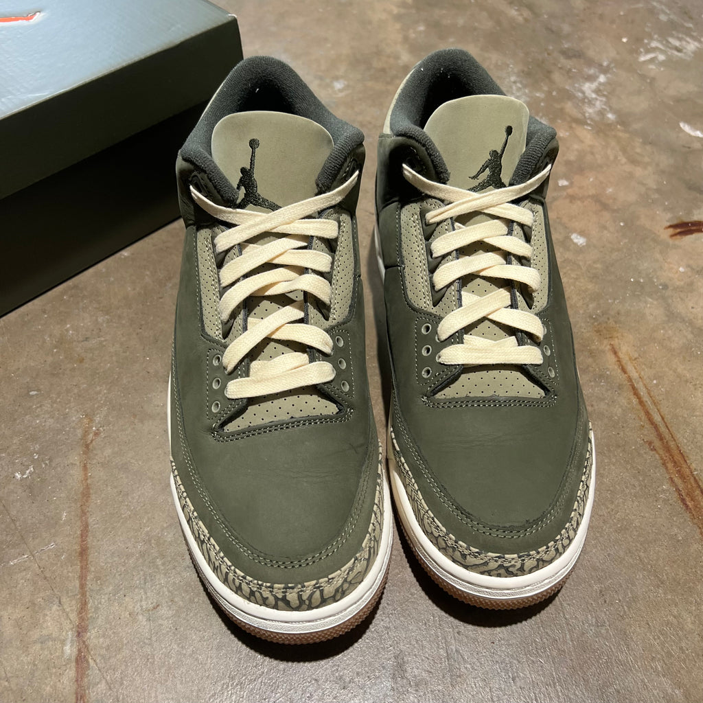 size 10 - Jordan 3 Retro ' Family Affair '
