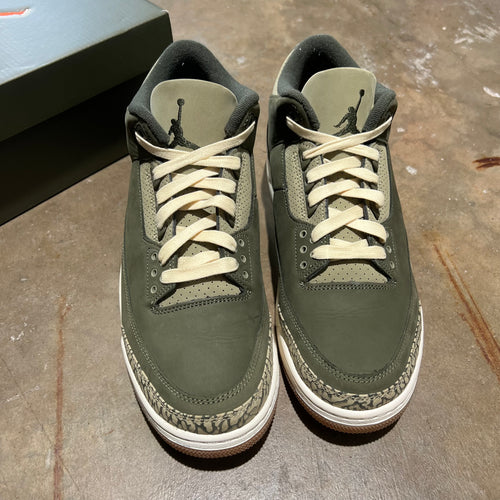 size 10 - Jordan 3 Retro ' Family Affair '