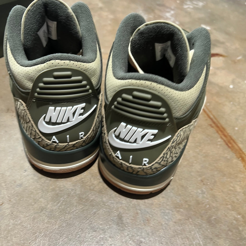 size 10 - Jordan 3 Retro ' Family Affair '