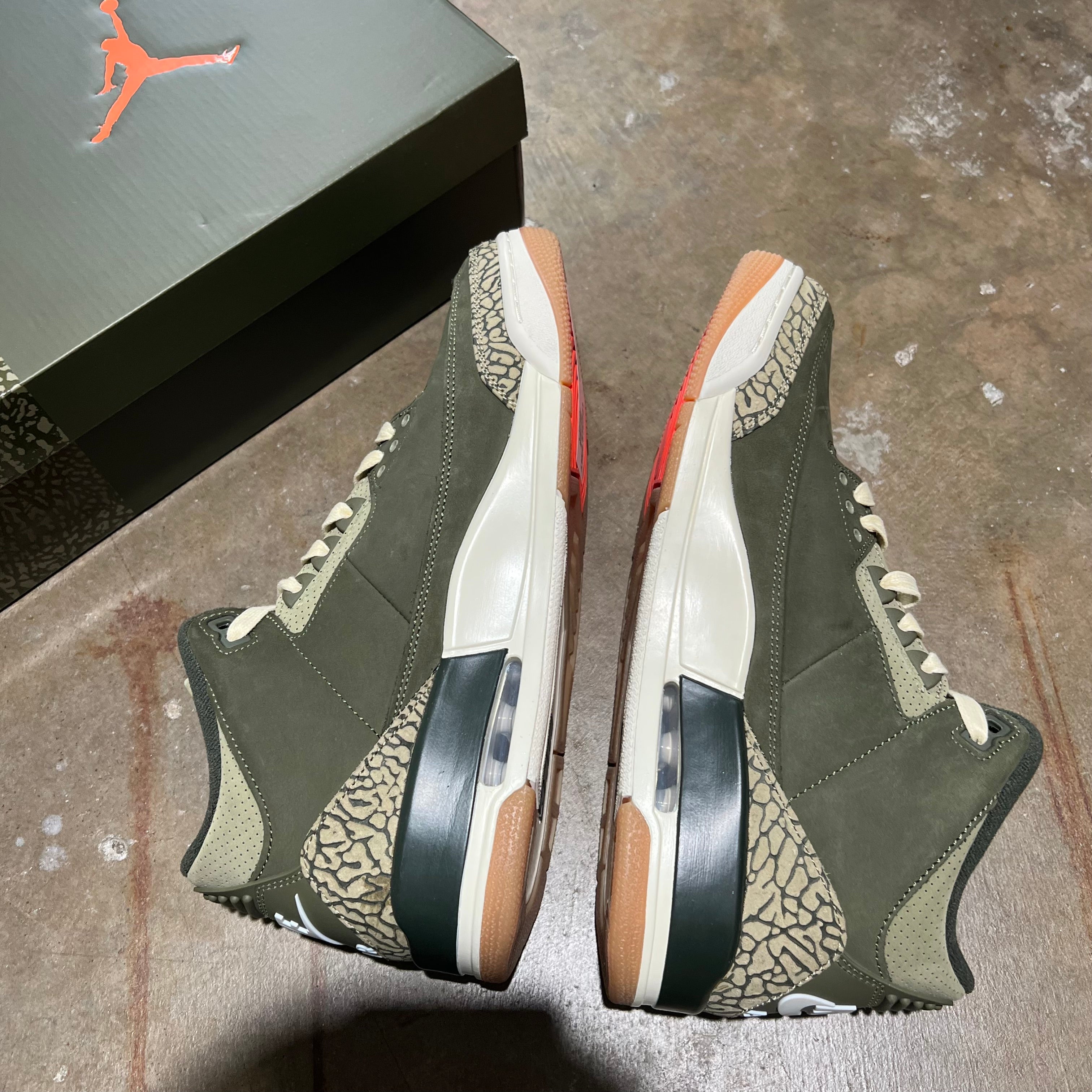 size 10 - Jordan 3 Retro ' Family Affair '