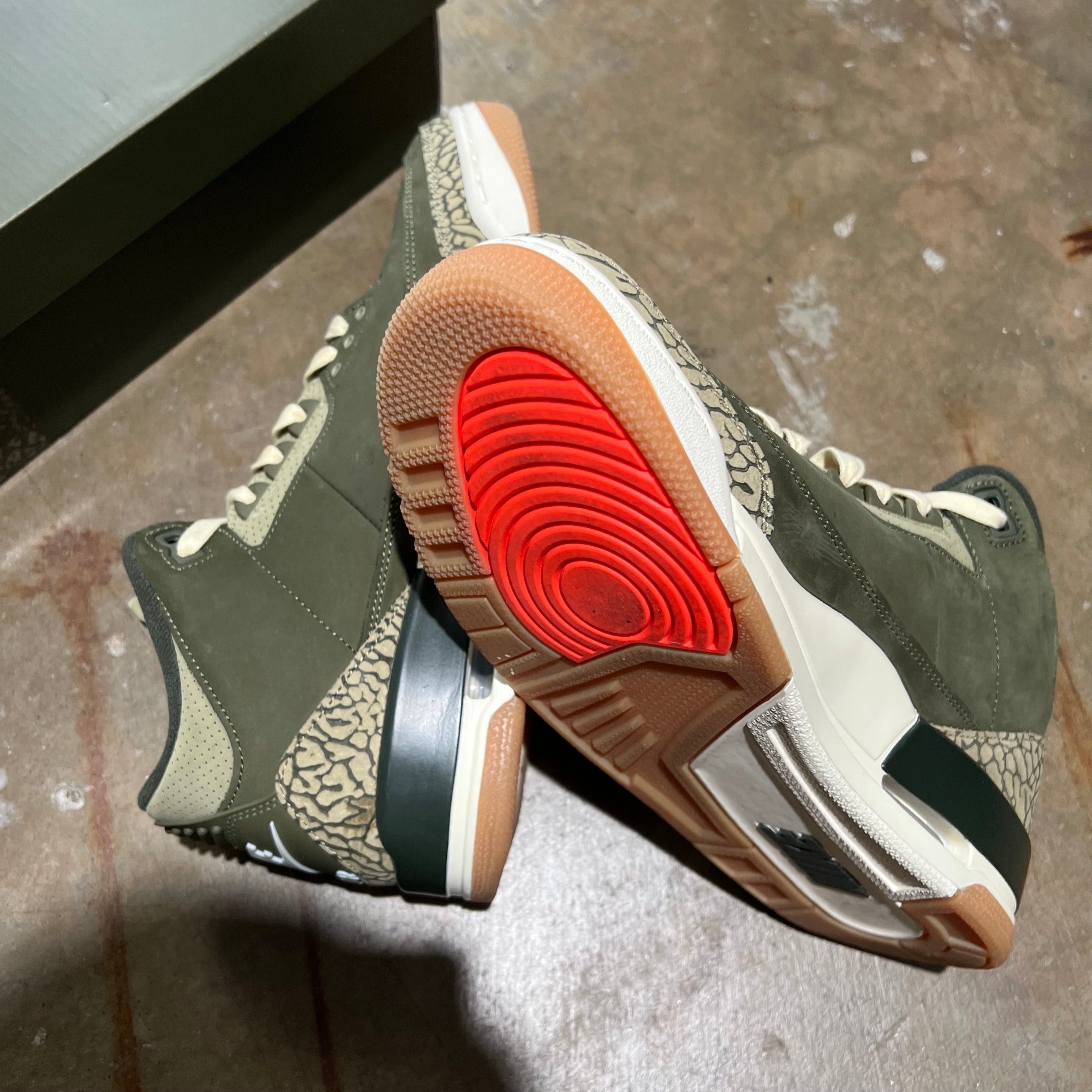 size 10 - Jordan 3 Retro ' Family Affair '