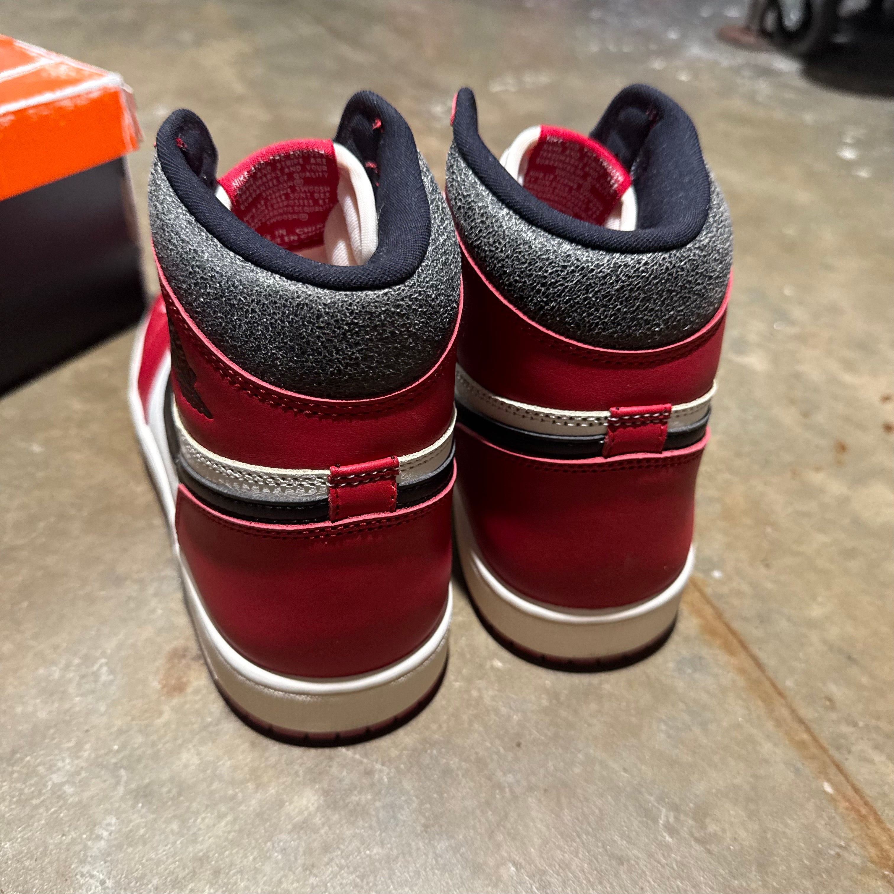 size 10.5 - Jordan 1 High retro ' Lost and Found Chicago '