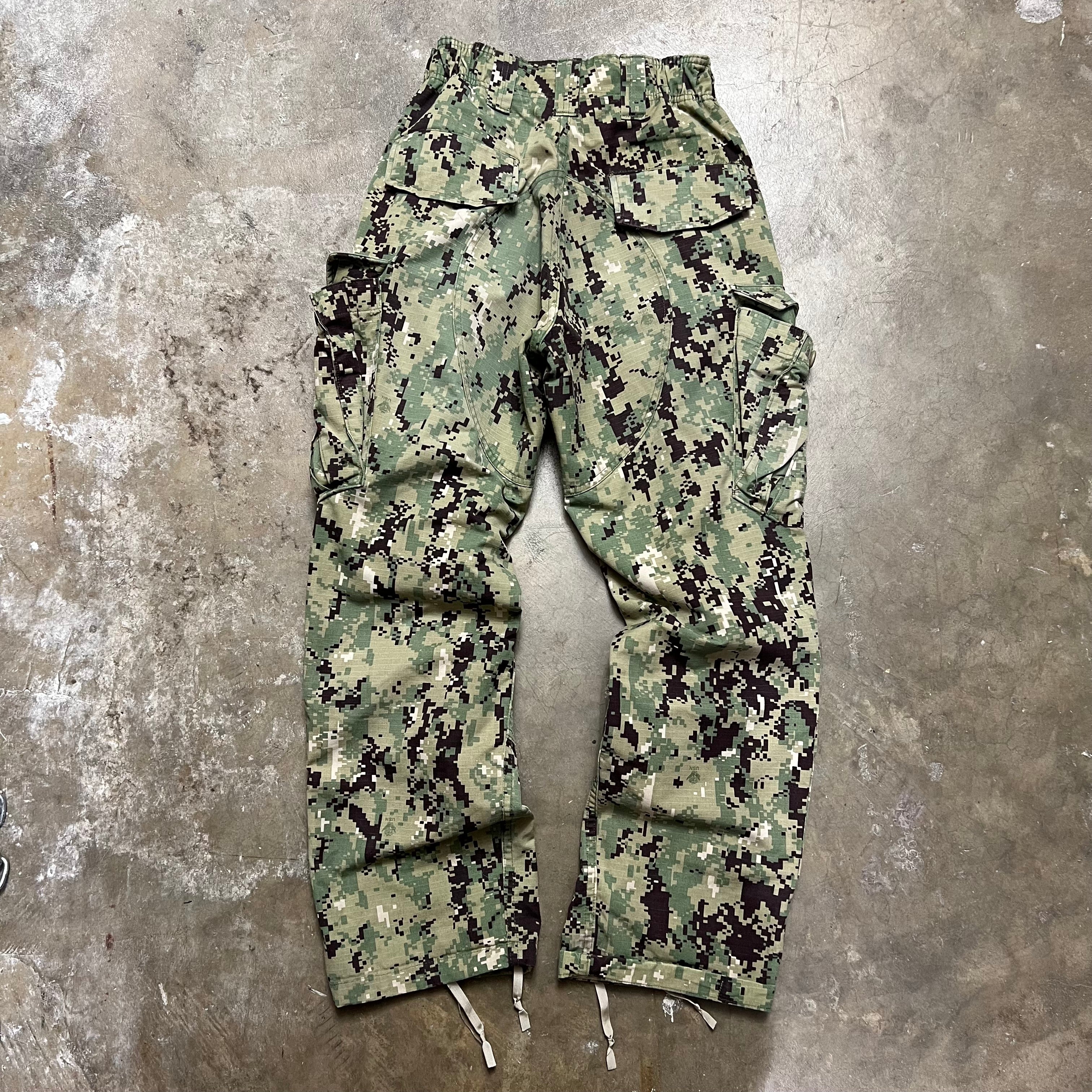 size 30x30 - Vintage Cargo Digi Camo Pants