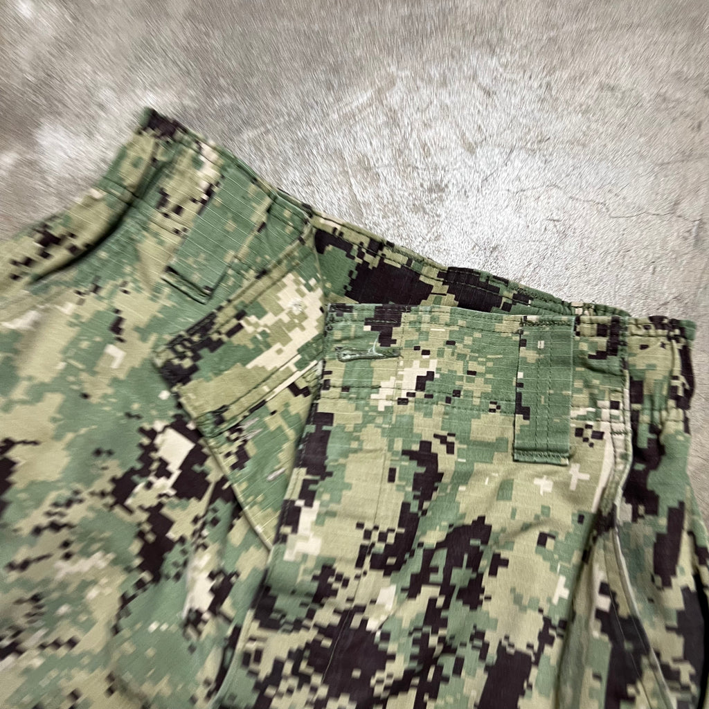 size 30x30 - Vintage Cargo Digi Camo Pants