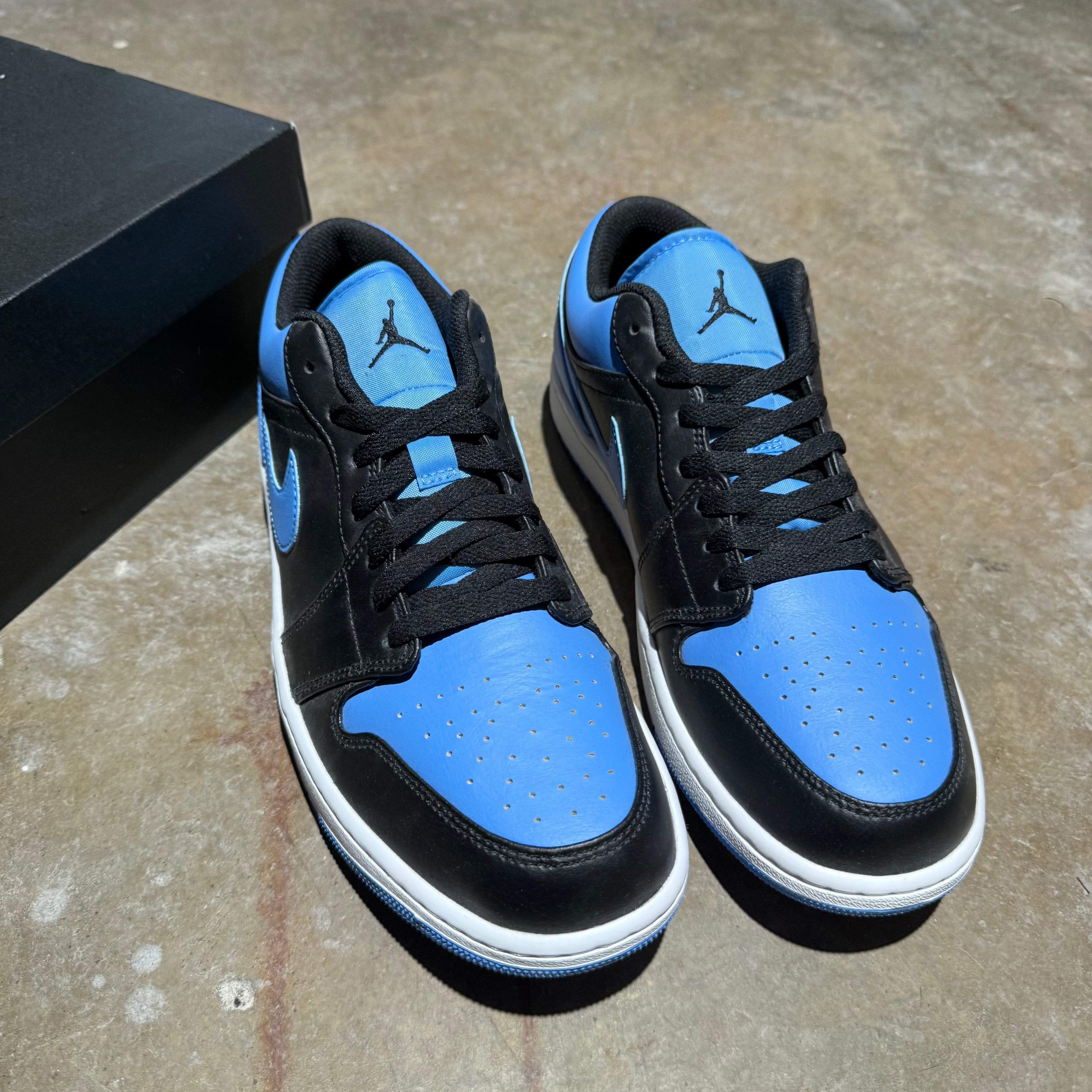 size 10.5 -Jordan 1 low ' Black University Blue '