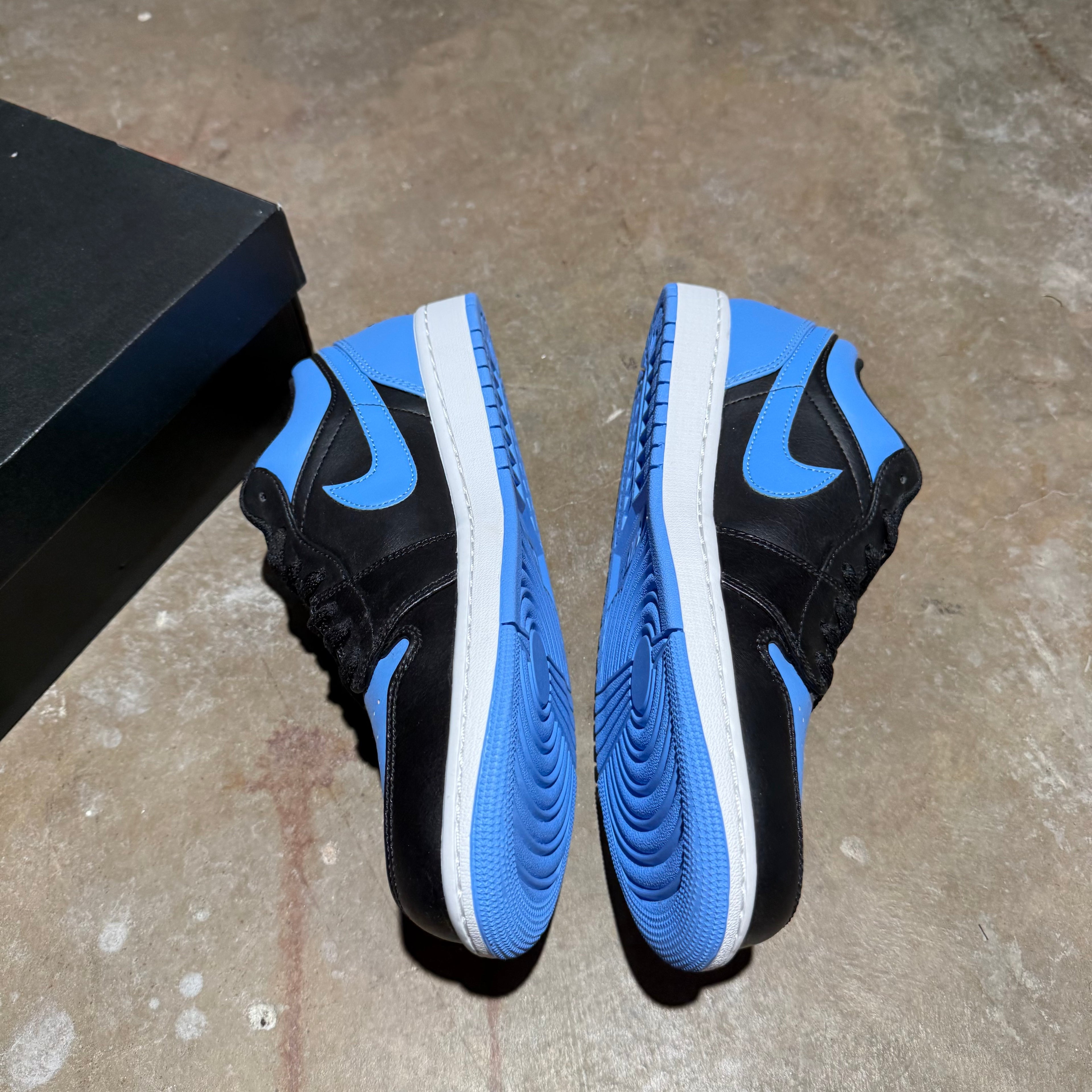 size 10.5 -Jordan 1 low ' Black University Blue '