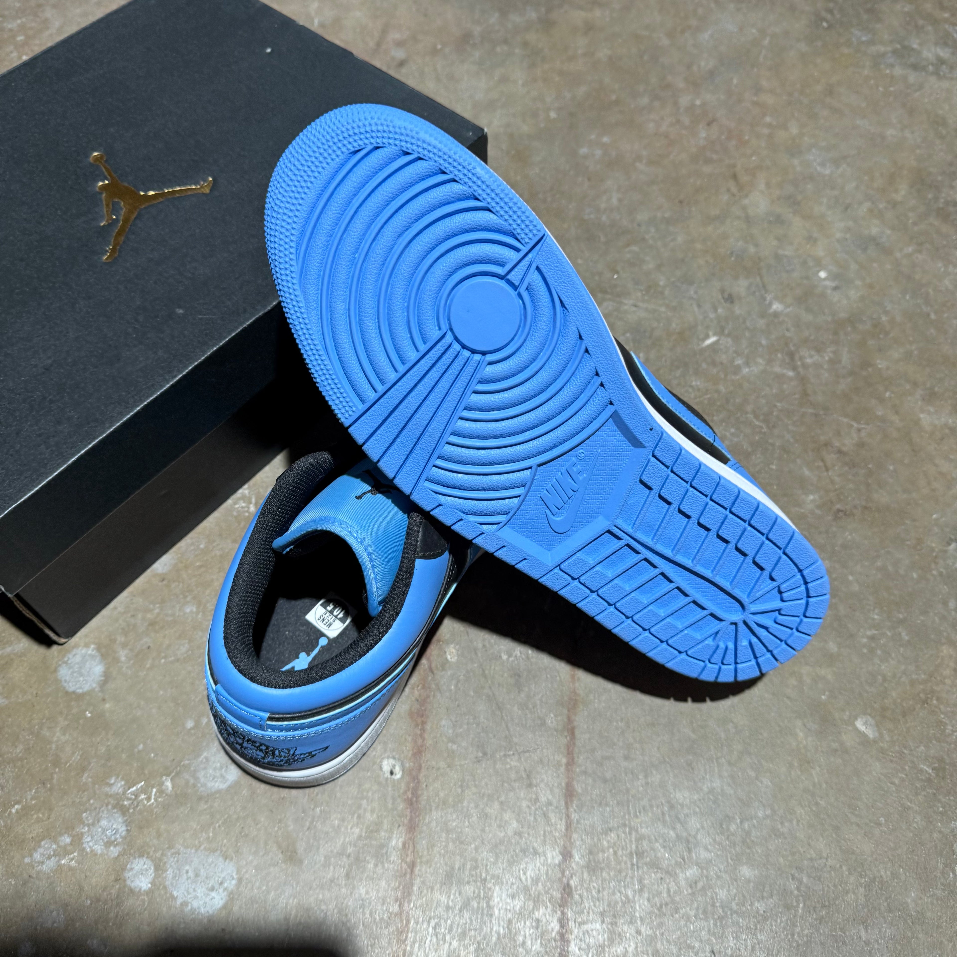 size 10.5 -Jordan 1 low ' Black University Blue '