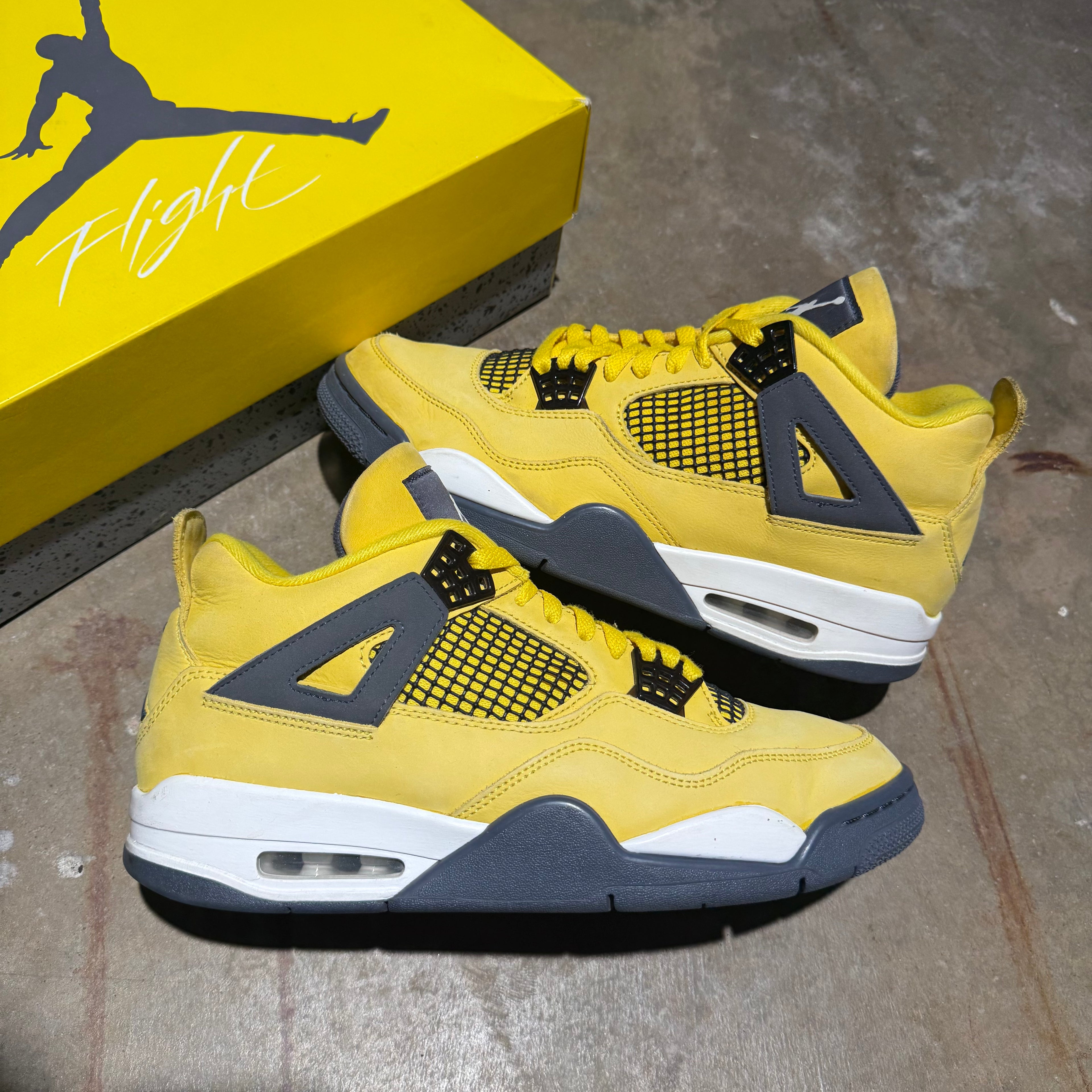 size 10.5 - Jordan 4 Retro ' Lightning '