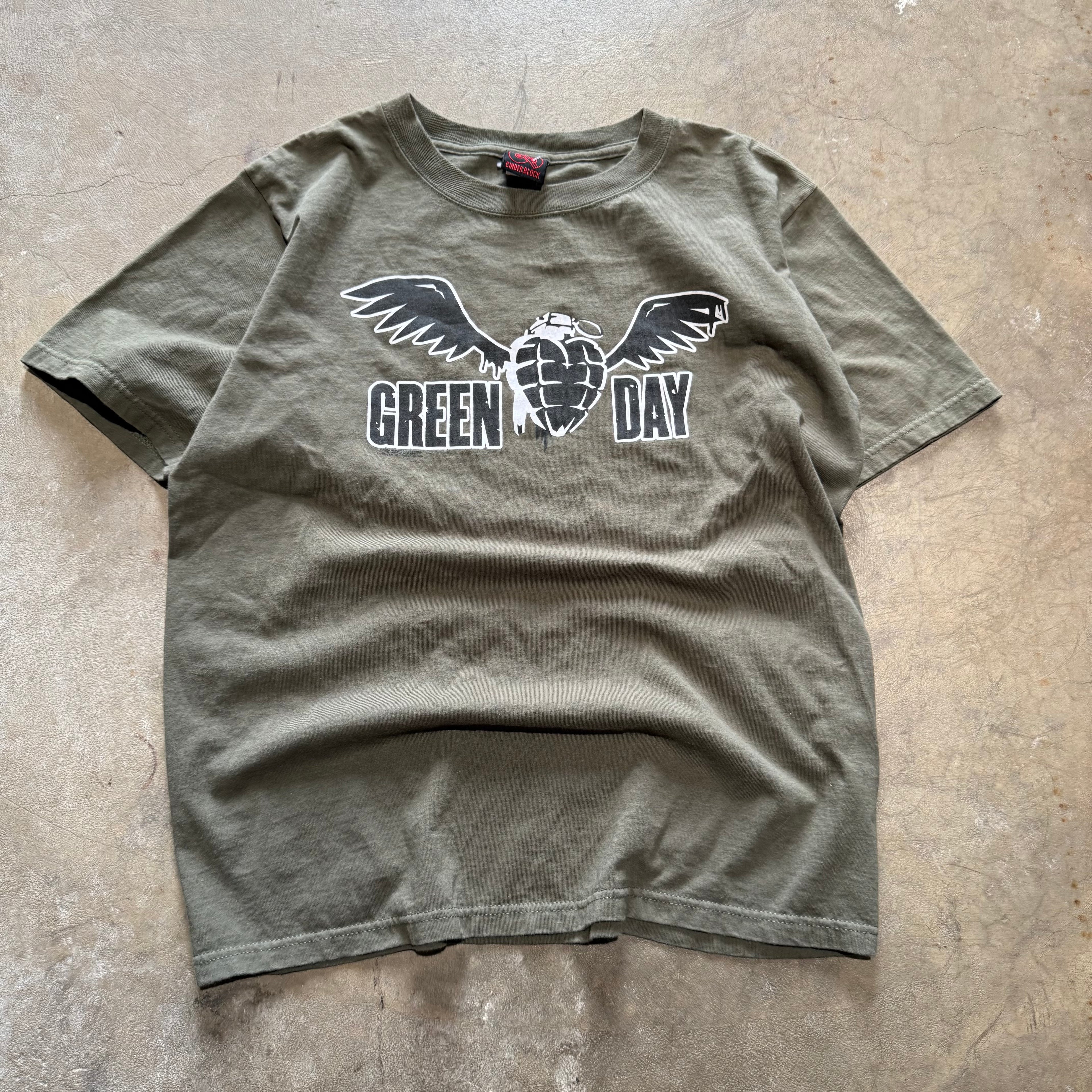 size medium - Vintage ' 2004 Green day ' tee