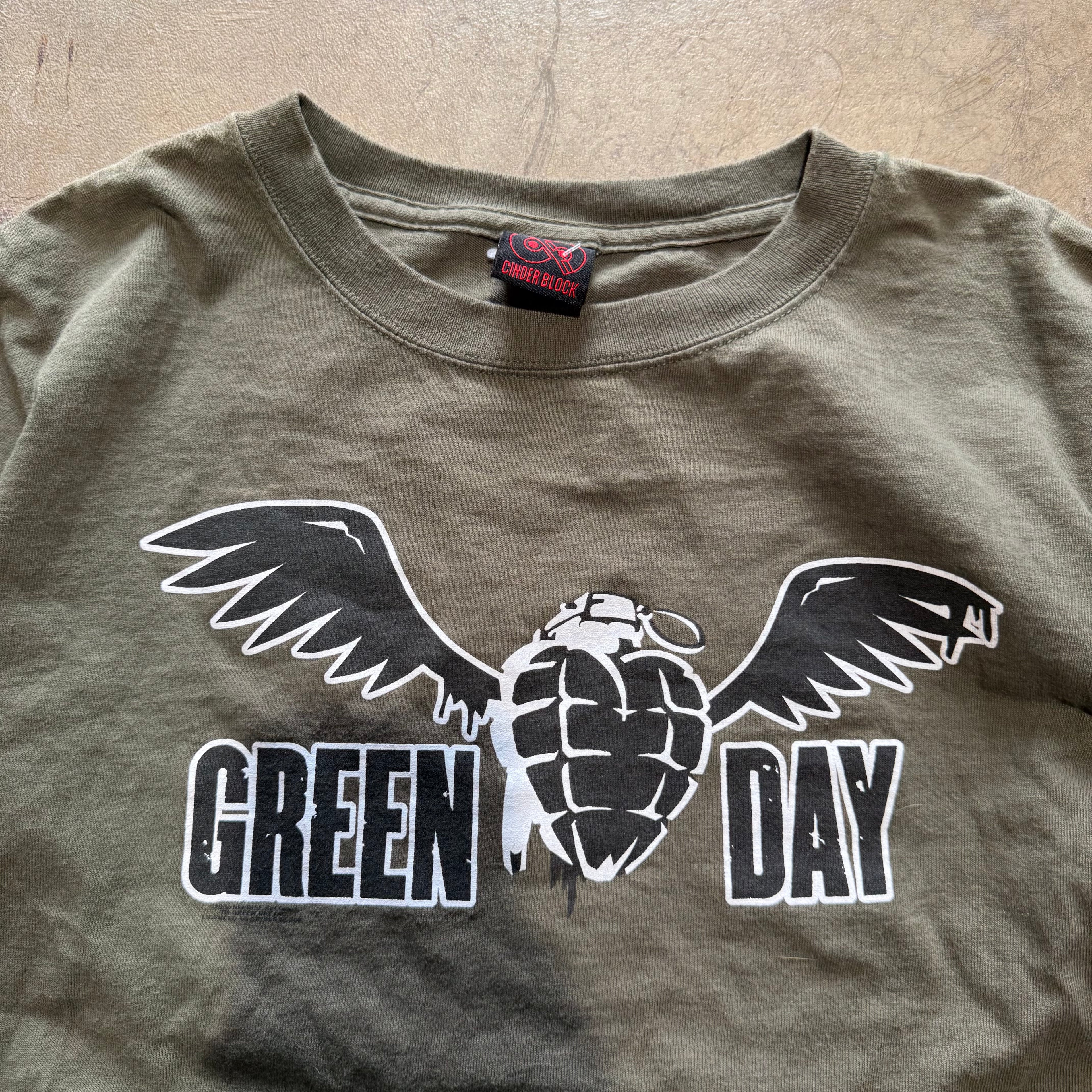 size medium - Vintage ' 2004 Green day ' tee