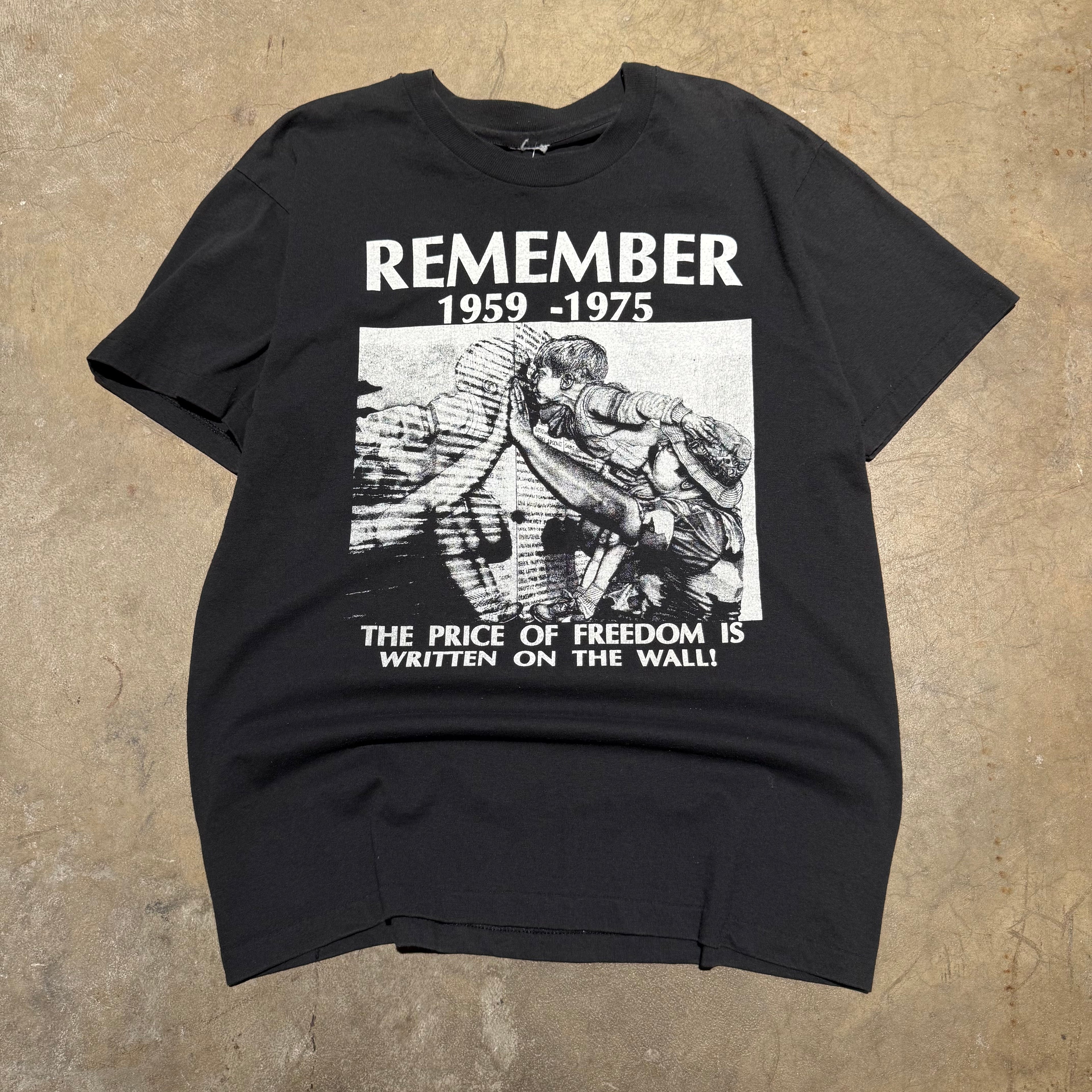 size large - Vintage ' Vietnam War Remember 1959 - 1975 ' tee
