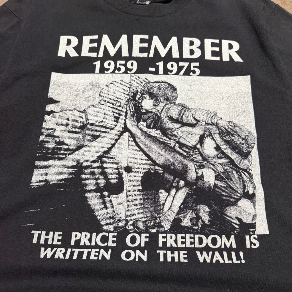 size large - Vintage ' Vietnam War Remember 1959 - 1975 ' tee