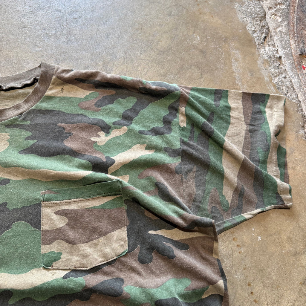 size xl - vintage ' 80's Camo ' tee